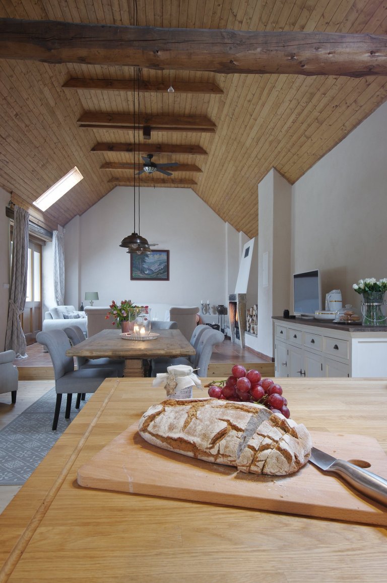 Starý kamenný dům ve středočeské obci Slapy býval původně obydlím nadlesního. Až pak se z něj stala letní chalupa a ještě později místo, které může sloužit…