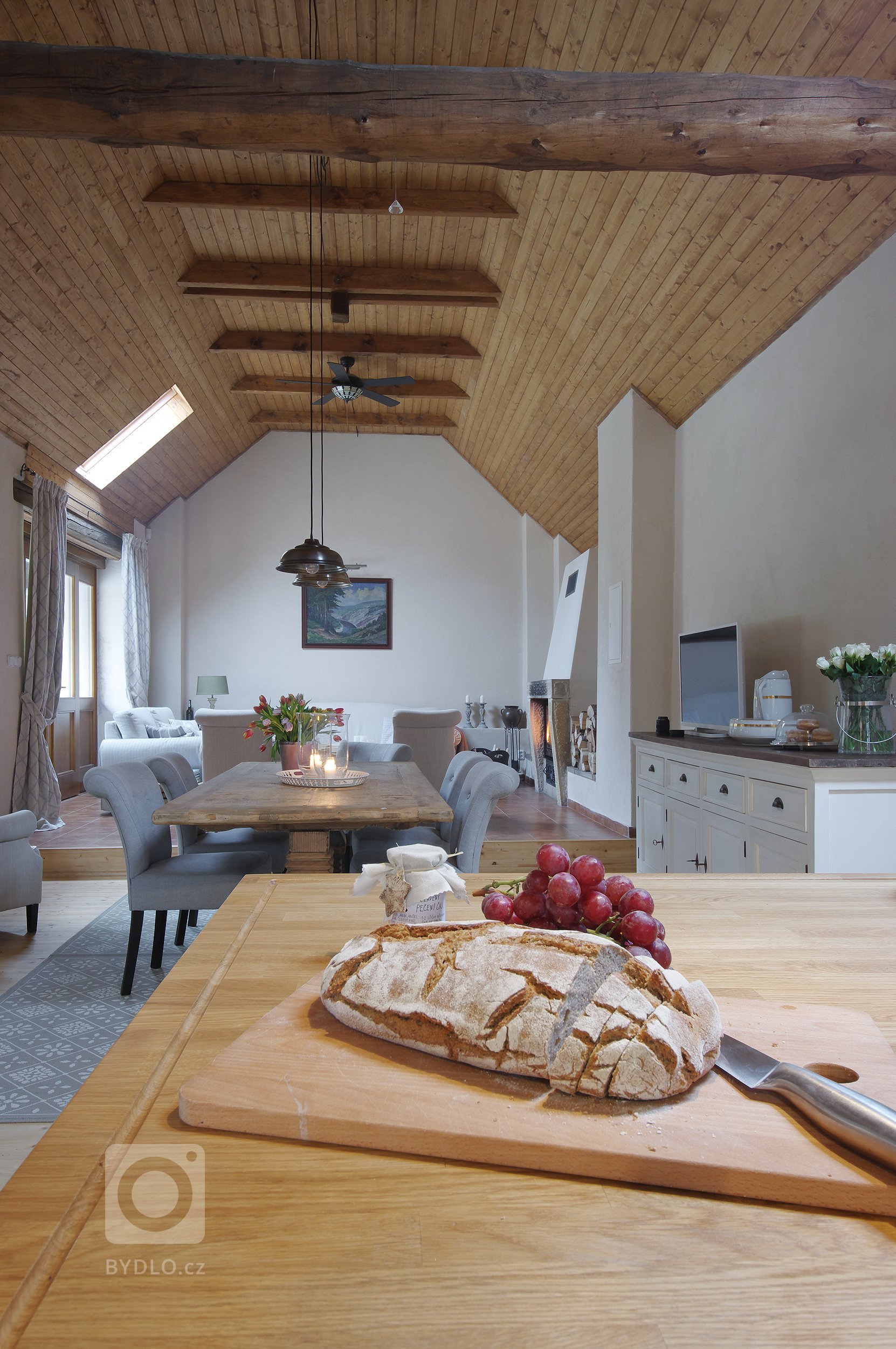 Starý kamenný dům ve středočeské obci Slapy býval původně obydlím nadlesního. Až pak se z něj stala letní chalupa a ještě později místo, které může sloužit…