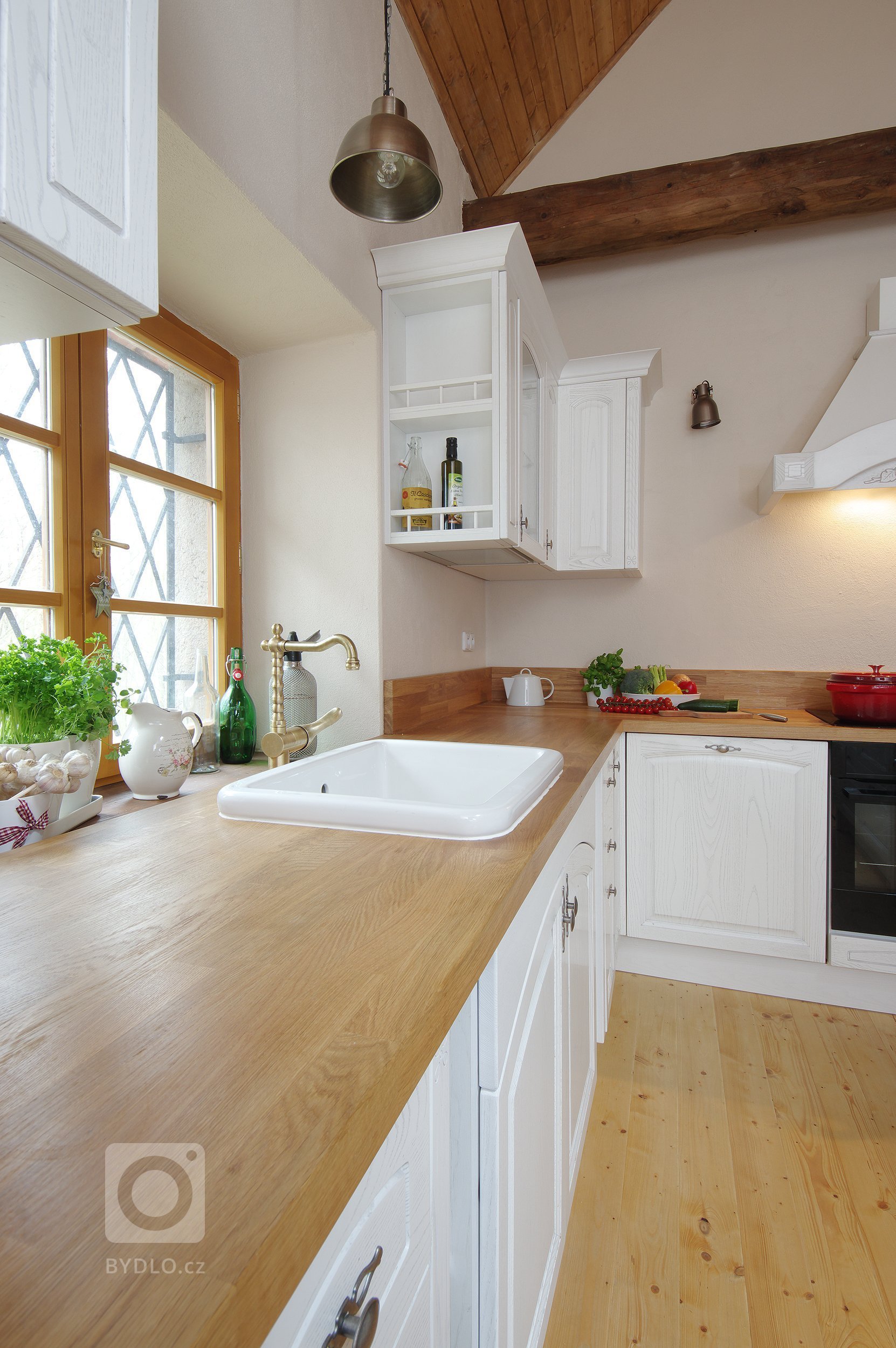 Starý kamenný dům ve středočeské obci Slapy býval původně obydlím nadlesního. Až pak se z něj stala letní chalupa a ještě později místo, které může sloužit…