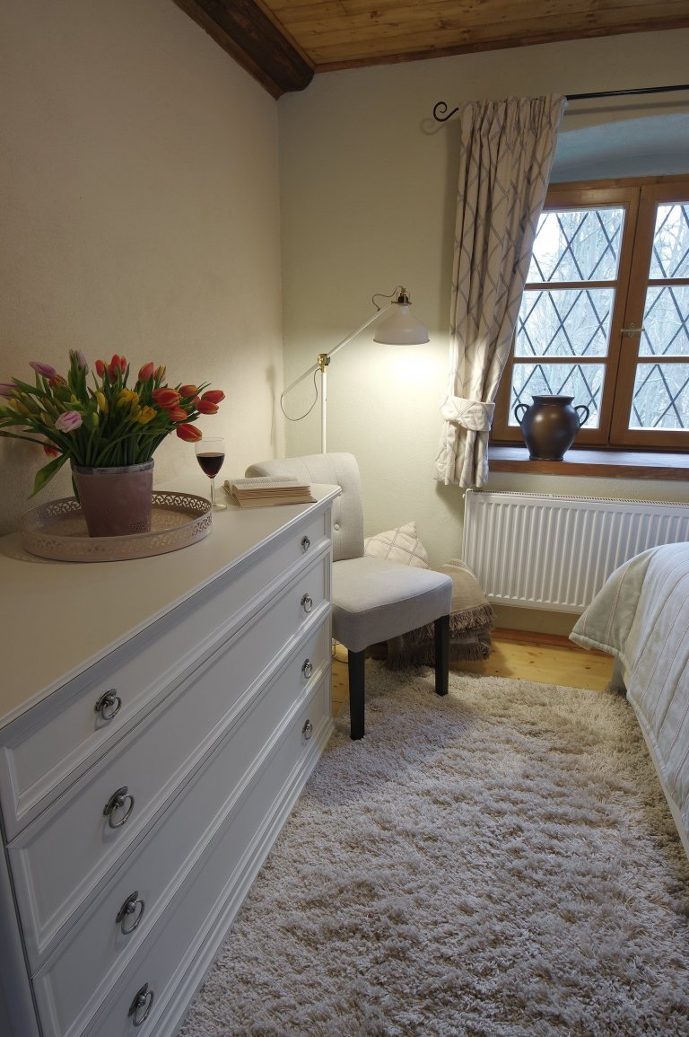 Starý kamenný dům ve středočeské obci Slapy býval původně obydlím nadlesního. Až pak se z něj stala letní chalupa a ještě později místo, které může sloužit…