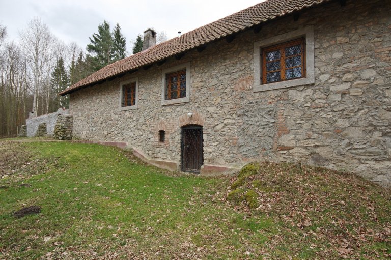 Starý kamenný dům ve středočeské obci Slapy býval původně obydlím nadlesního. Až pak se z něj stala letní chalupa a ještě později místo, které může sloužit…