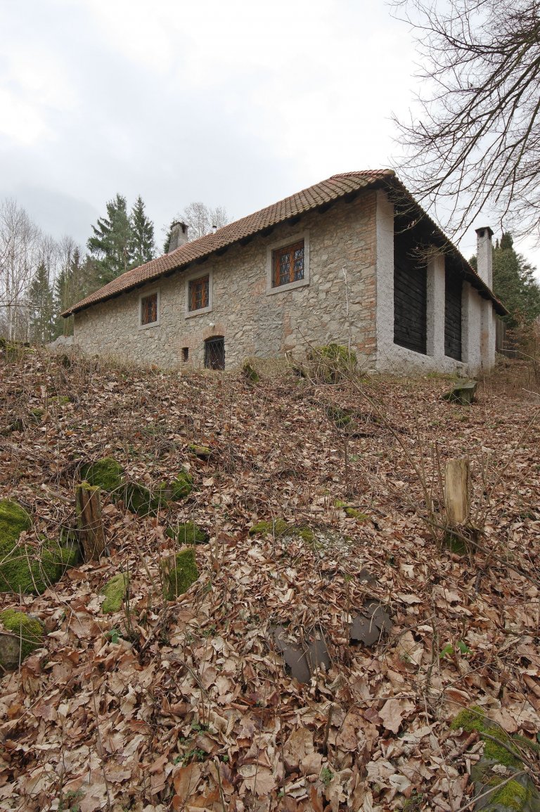 Starý kamenný dům ve středočeské obci Slapy býval původně obydlím nadlesního. Až pak se z něj stala letní chalupa a ještě později místo, které může sloužit…