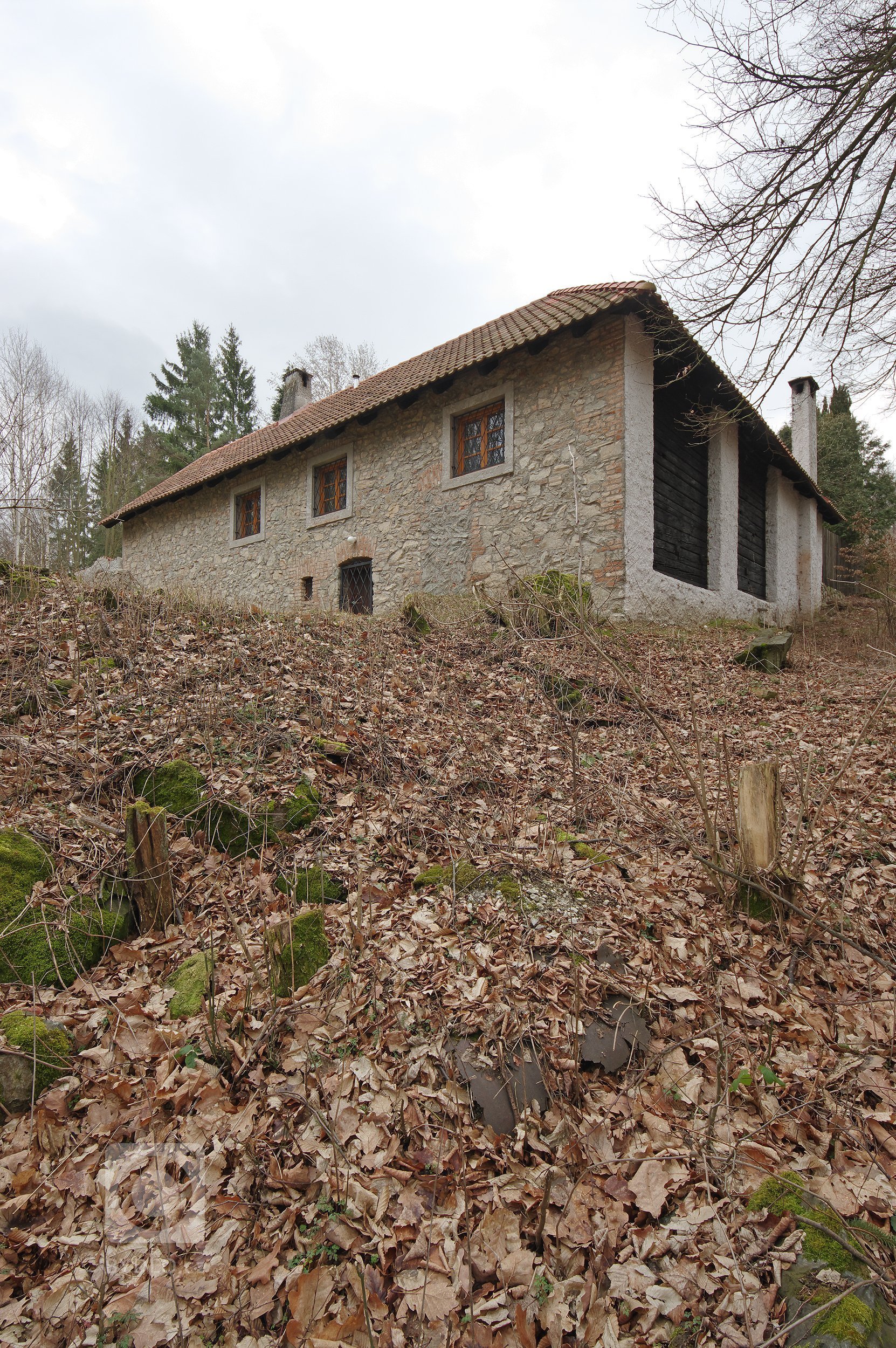 Starý kamenný dům ve středočeské obci Slapy býval původně obydlím nadlesního. Až pak se z něj stala letní chalupa a ještě později místo, které může sloužit…