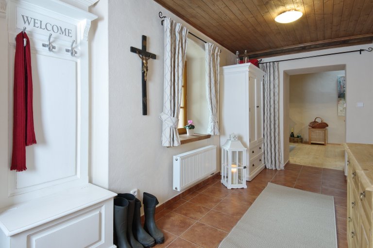 Starý kamenný dům ve středočeské obci Slapy býval původně obydlím nadlesního. Až pak se z něj stala letní chalupa a ještě později místo, které může sloužit…