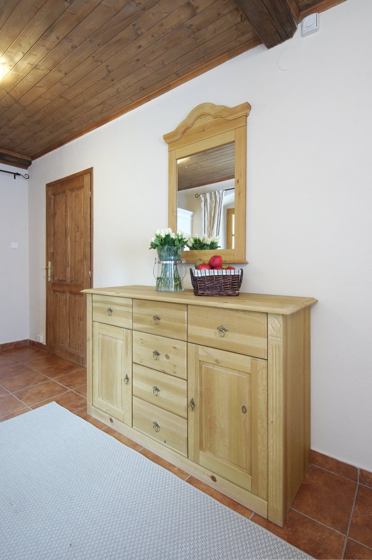 Starý kamenný dům ve středočeské obci Slapy býval původně obydlím nadlesního. Až pak se z něj stala letní chalupa a ještě později místo, které může sloužit…