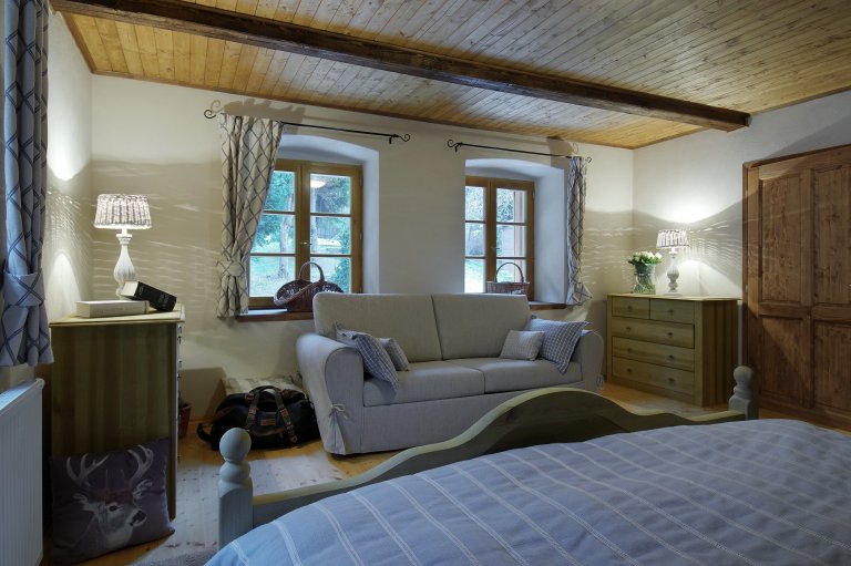 Starý kamenný dům ve středočeské obci Slapy býval původně obydlím nadlesního. Až pak se z něj stala letní chalupa a ještě později místo, které může sloužit…