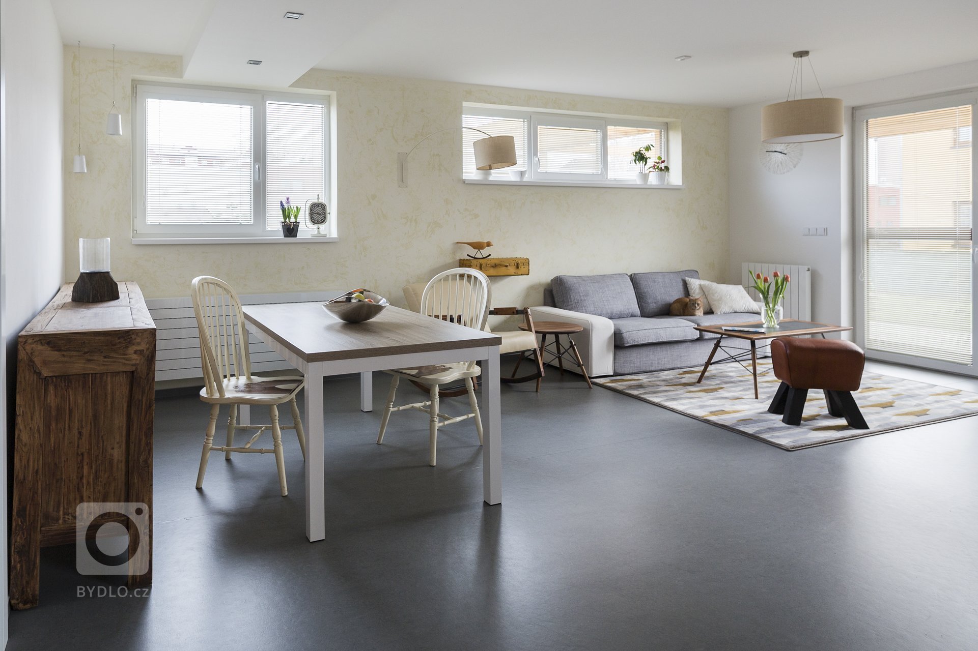 Moderní styl, jednoduchá linie, tlumené pastelové barvy doplněné industriálními kousky. Nábytek na míru doplněn masivními kousky z akácie a mangového dřeva.…