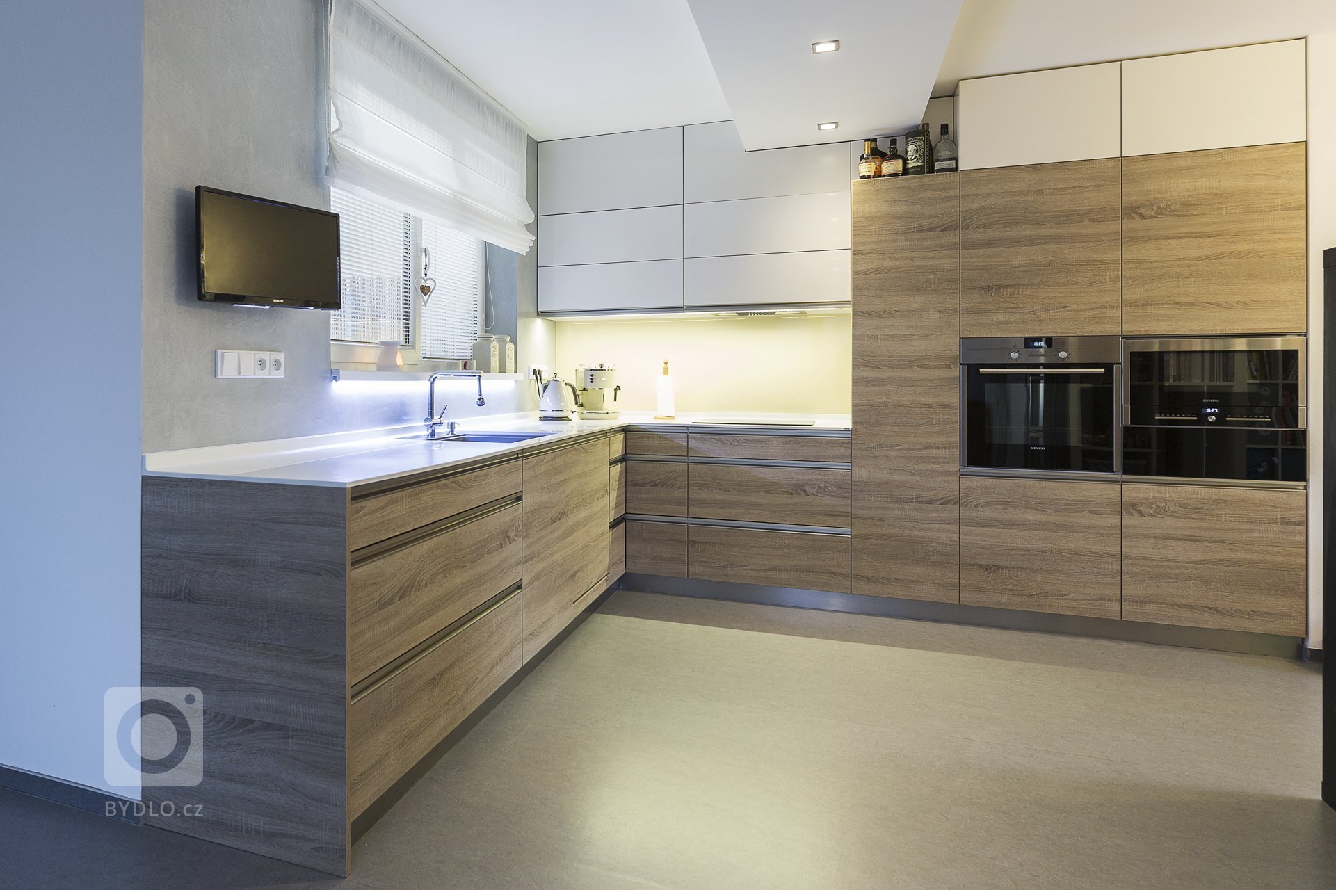 Moderní styl, jednoduchá linie, tlumené pastelové barvy doplněné industriálními kousky. Nábytek na míru doplněn masivními kousky z akácie a mangového dřeva.…