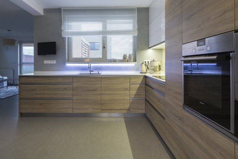 Moderní styl, jednoduchá linie, tlumené pastelové barvy doplněné industriálními kousky. Nábytek na míru doplněn masivními kousky z akácie a mangového dřeva.…