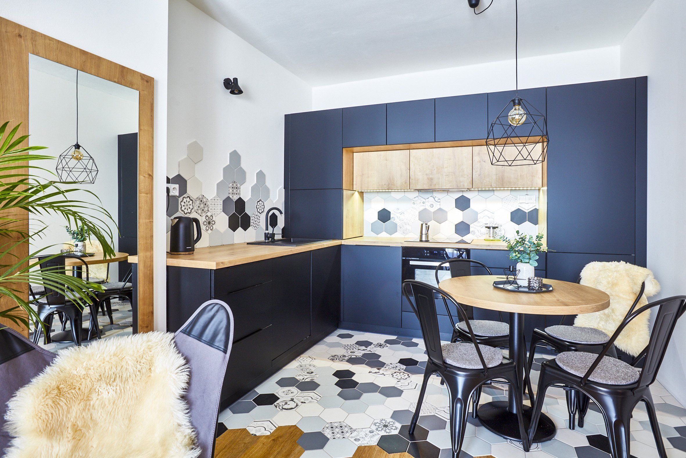 Malý horský apartmán investor zakoupil nejen pro odpočinek vlastní rodiny, ale i s výhledem na možnost krátkodobého pronájmu. Umístění domu 50m od…