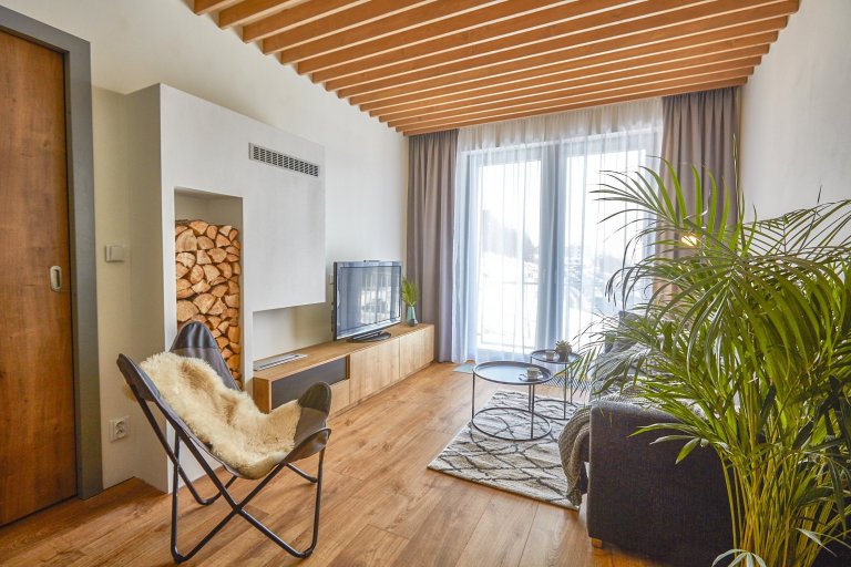 Malý horský apartmán&nbsp; investor zakoupil nejen pro odpočinek vlastní rodiny, ale i s výhledem na možnost krátkodobého pronájmu. Umístění domu&nbsp; 50m od…