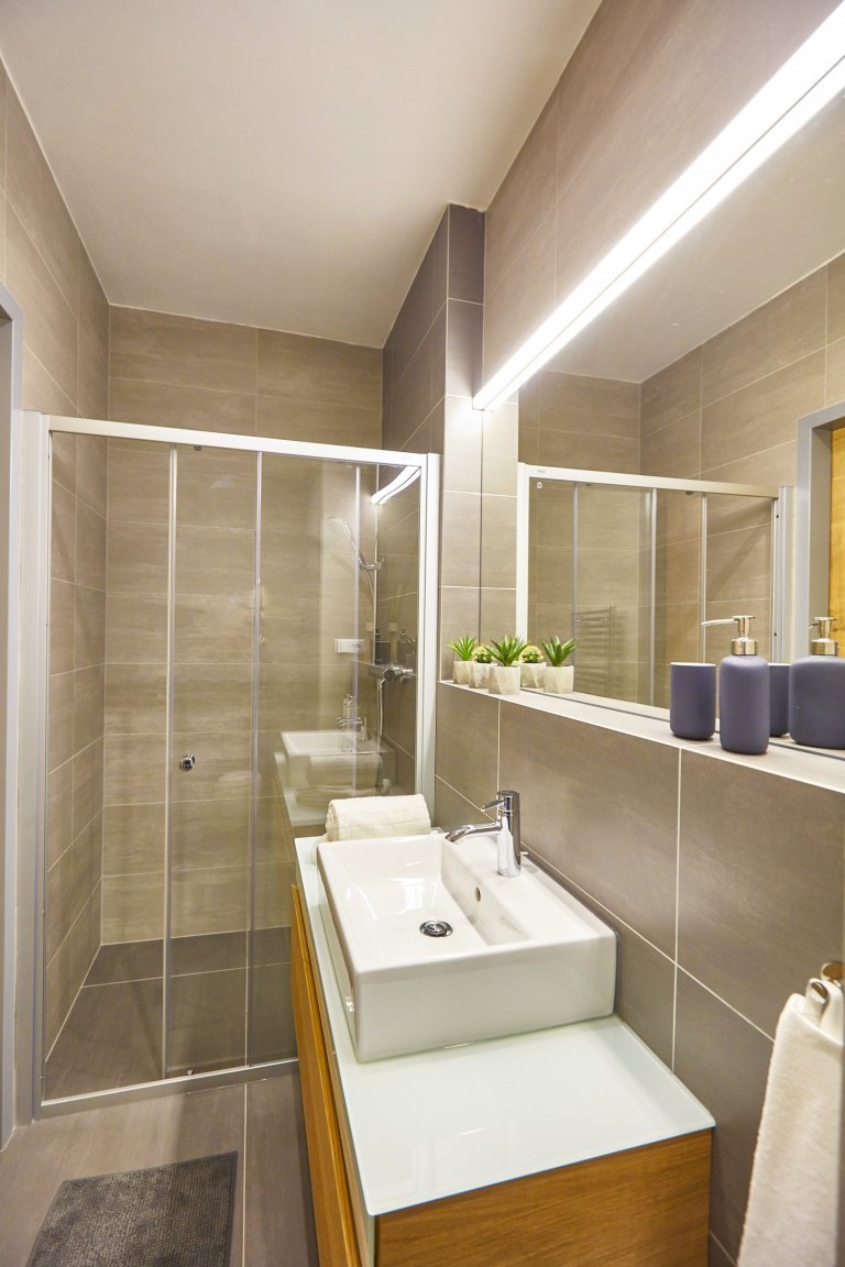 Malý horský apartmán&nbsp; investor zakoupil nejen pro odpočinek vlastní rodiny, ale i s výhledem na možnost krátkodobého pronájmu. Umístění domu&nbsp; 50m od…
