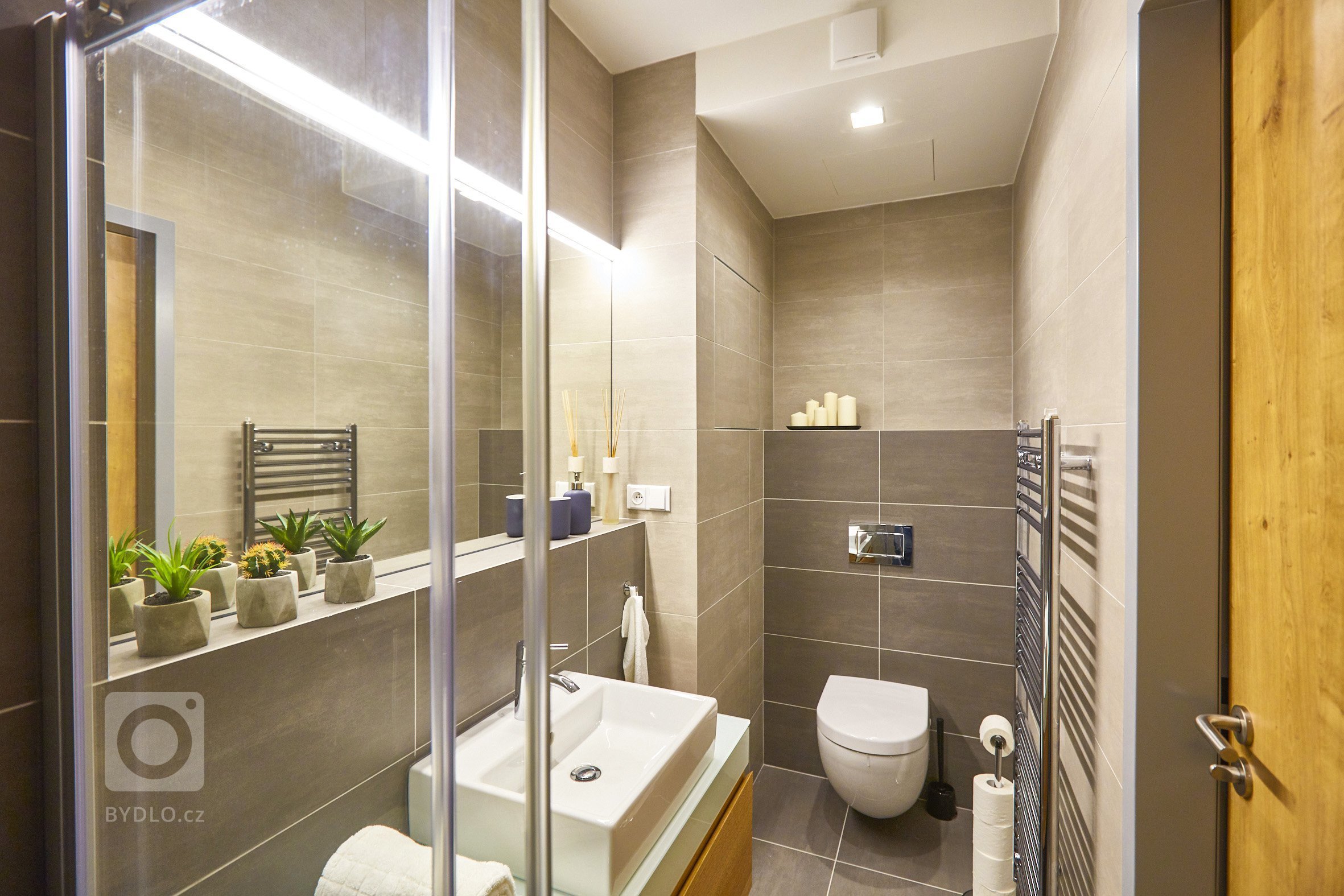 Malý horský apartmán&nbsp; investor zakoupil nejen pro odpočinek vlastní rodiny, ale i s výhledem na možnost krátkodobého pronájmu. Umístění domu&nbsp; 50m od…