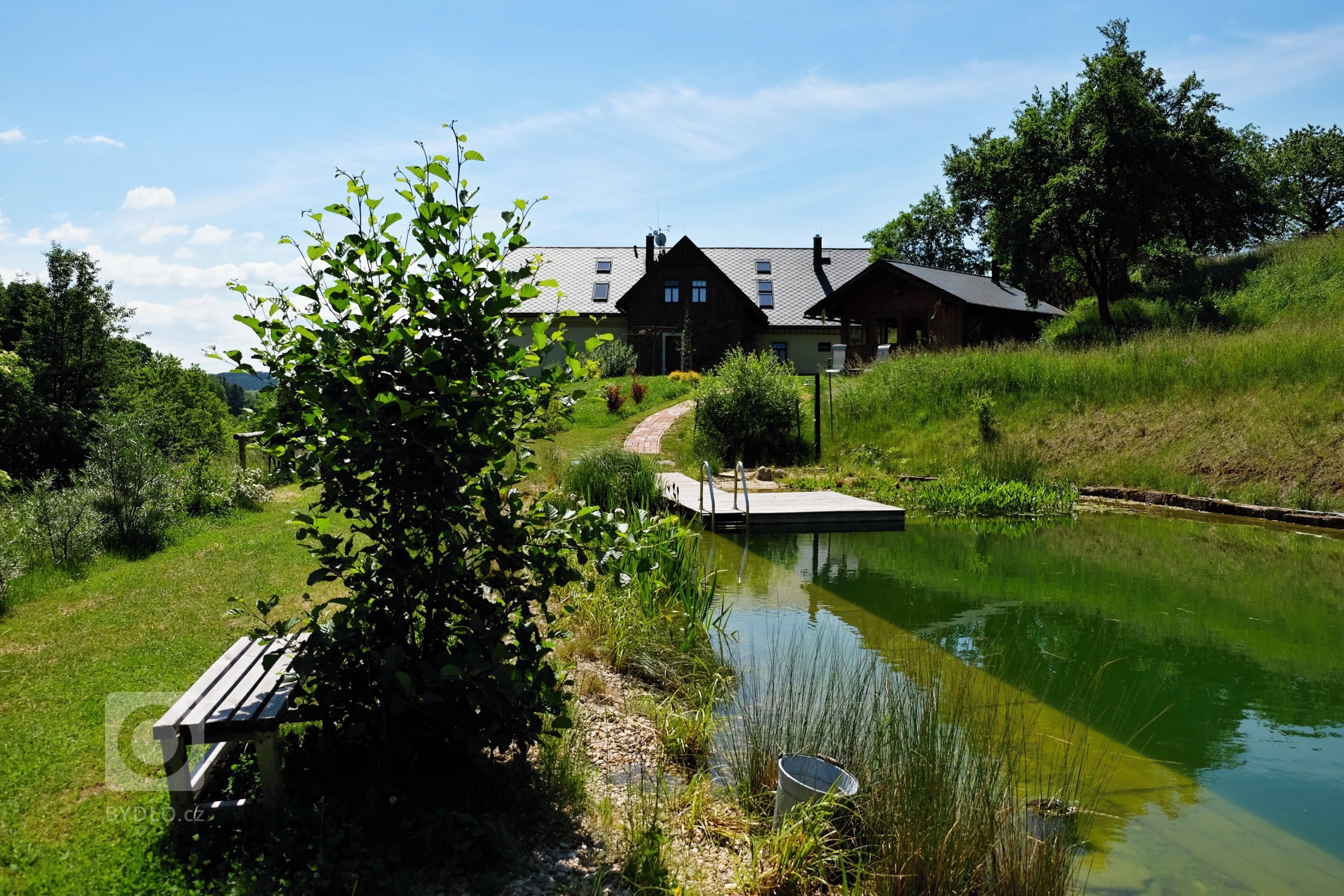 Rekonstrukce trvala déle než dva roky a jejím cílem bylo na jedné straně vrátit domu jeho původní předválečný ráz, na druhé straně dům dispozičně a…