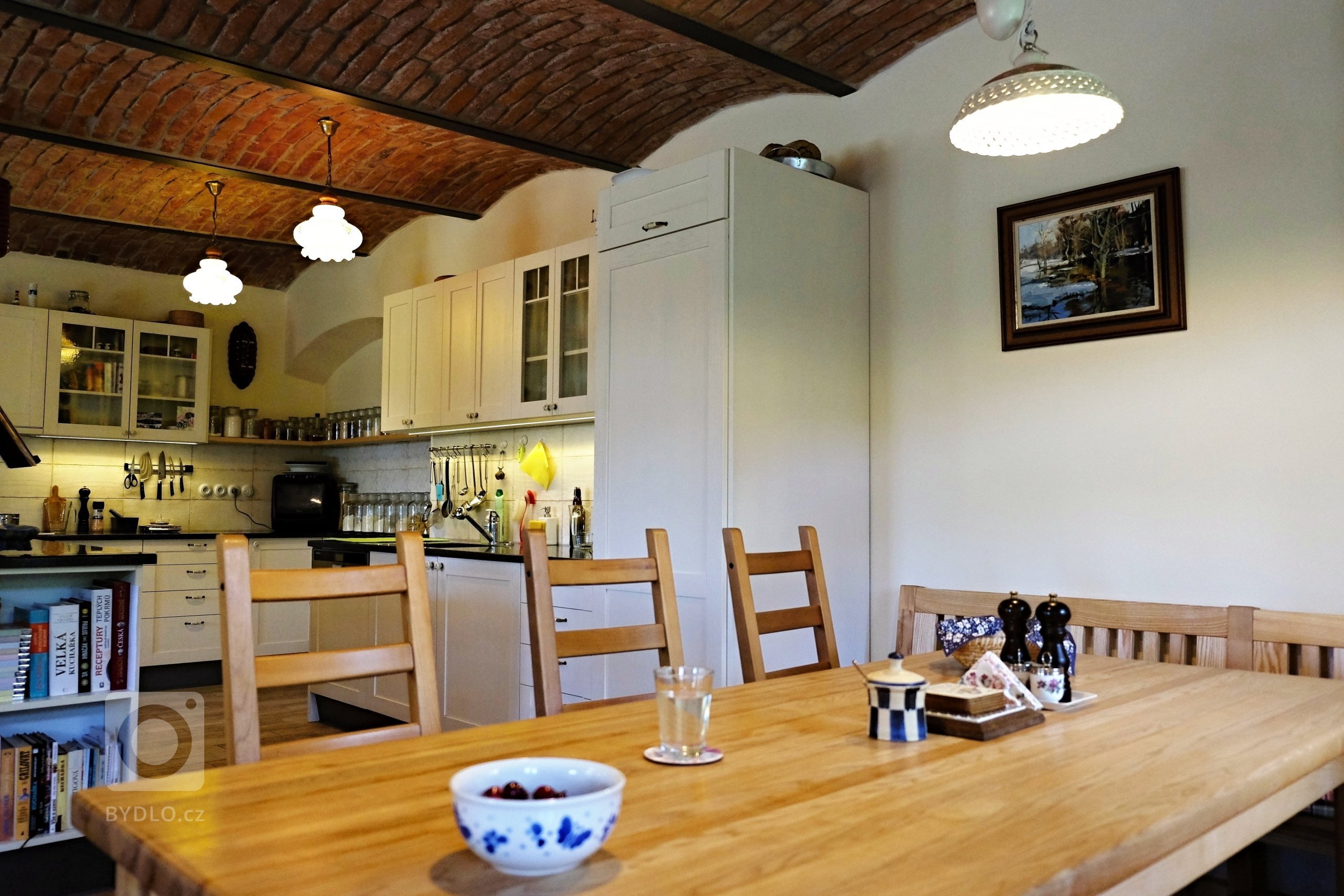 Rekonstrukce trvala déle než dva roky a jejím cílem bylo na jedné straně vrátit domu jeho původní předválečný ráz, na druhé straně dům dispozičně a…