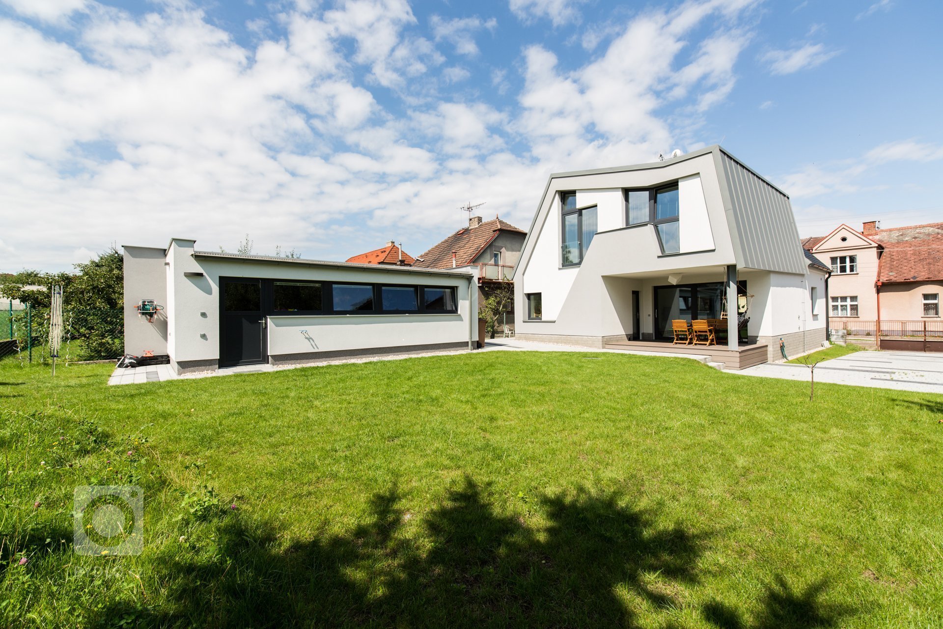 Realizace projektu, od prvotní vizualizace až po kompletní realizaci, trvala 2 roky.
Asymetričnost tohoto domu vypovídá o&nbsp;povaze a životním stylu jejich…