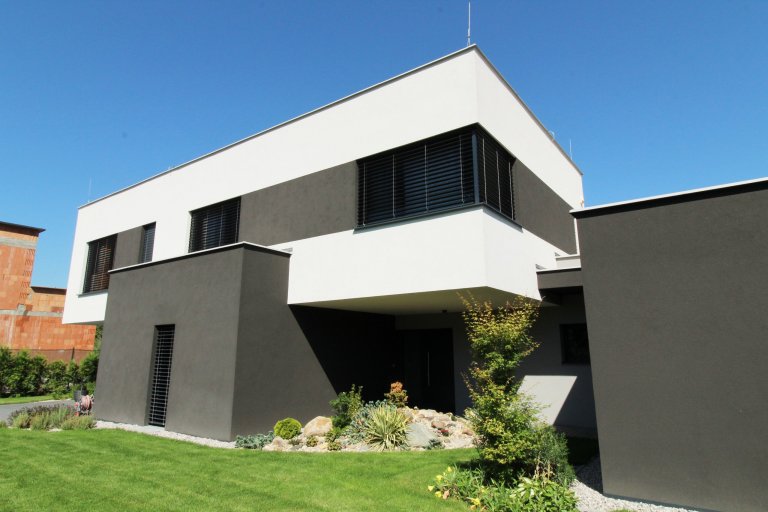 Rodinný dům v Uhřiněvsi&nbsp; je určen pro bydlení 4&ndash; členné rodiny. Zastavěná plocha činí 180,83 m2 z toho RD 167,23 m2, sklad 13,60 m2.
Celková užitná…