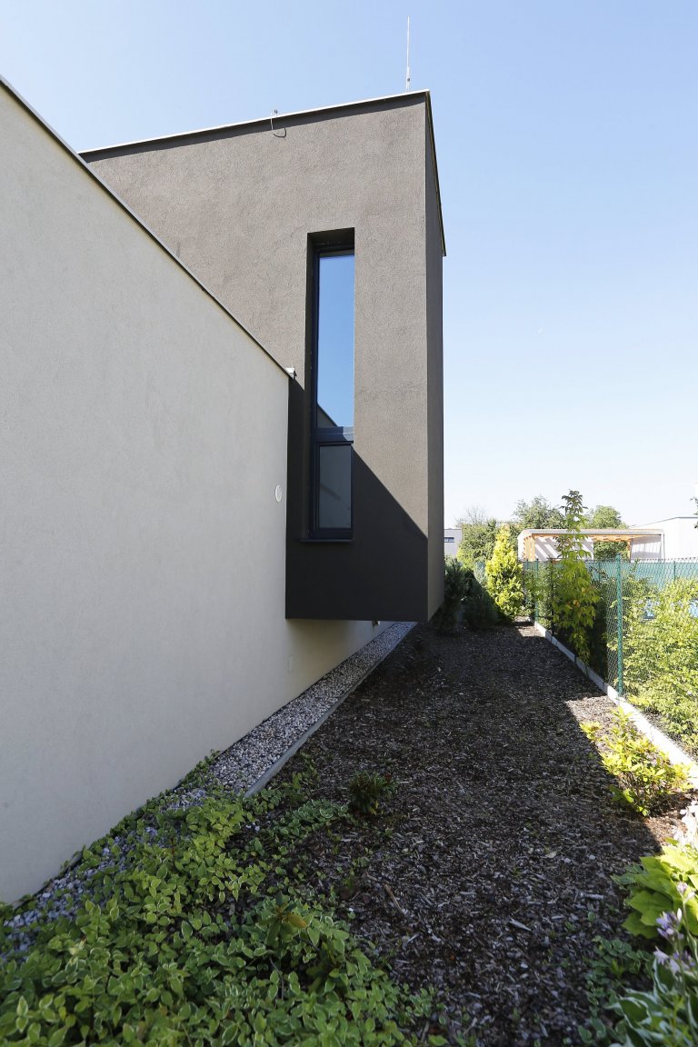 Rodinný dům v Uhřiněvsi&nbsp; je určen pro bydlení 4&ndash; členné rodiny. Zastavěná plocha činí 180,83 m2 z toho RD 167,23 m2, sklad 13,60 m2.
Celková užitná…