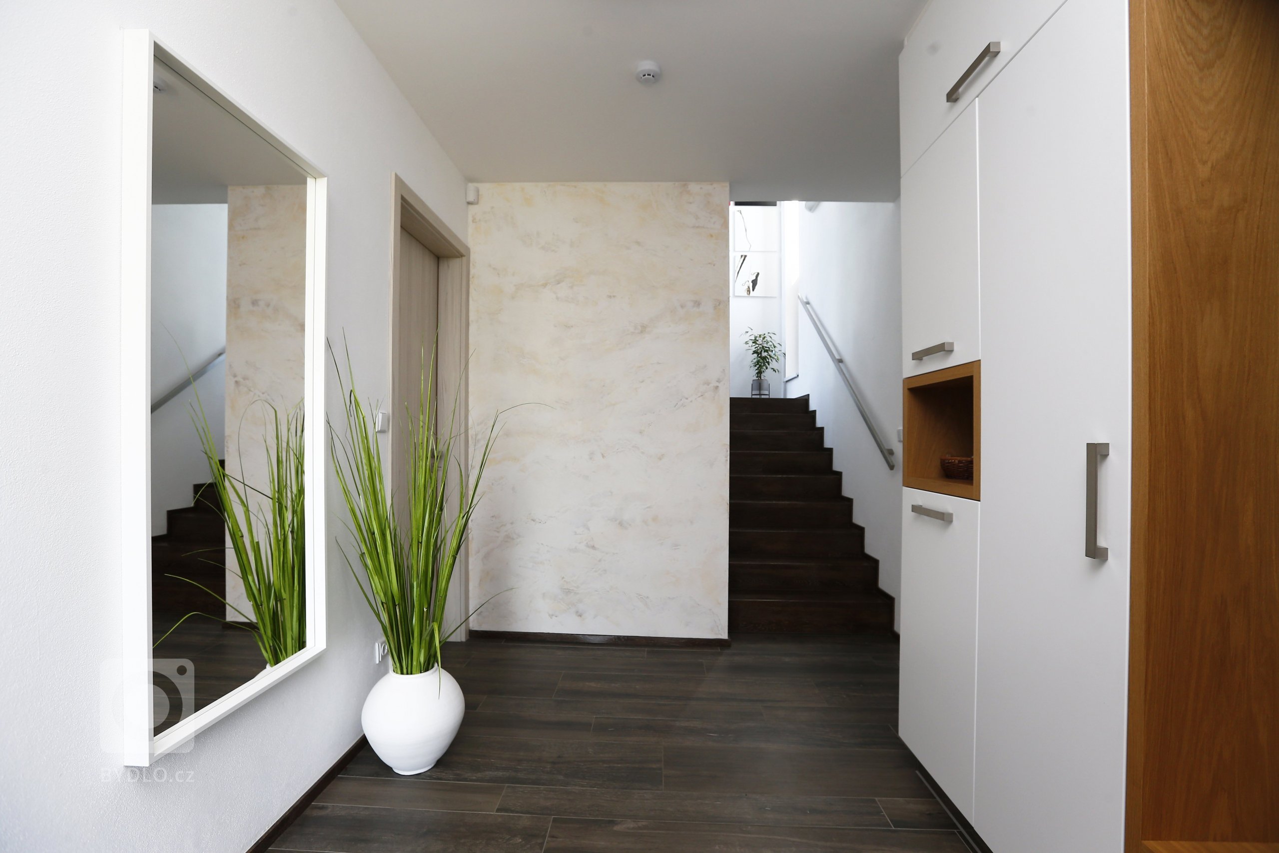 Rodinný dům v Uhřiněvsi&nbsp; je určen pro bydlení 4&ndash; členné rodiny. Zastavěná plocha činí 180,83 m2 z toho RD 167,23 m2, sklad 13,60 m2.
Celková užitná…