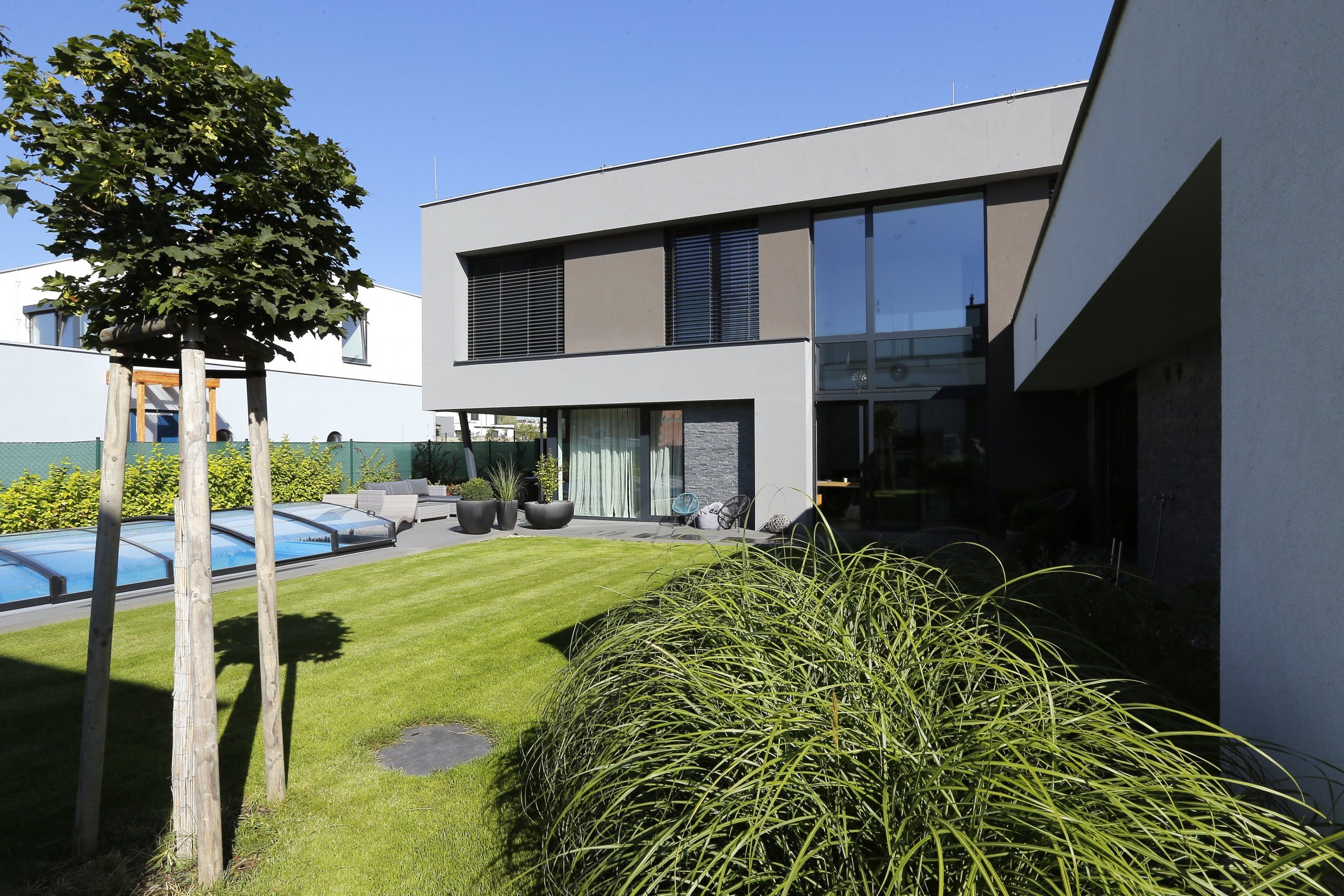 Jedná se o novostavbu rodinného domu – stavba pro bydlení 4-členné rodiny s dispozicí 5+kk o celkové užitné ploše 326,92 m2.
Příjezd a vchod k rodinnému…