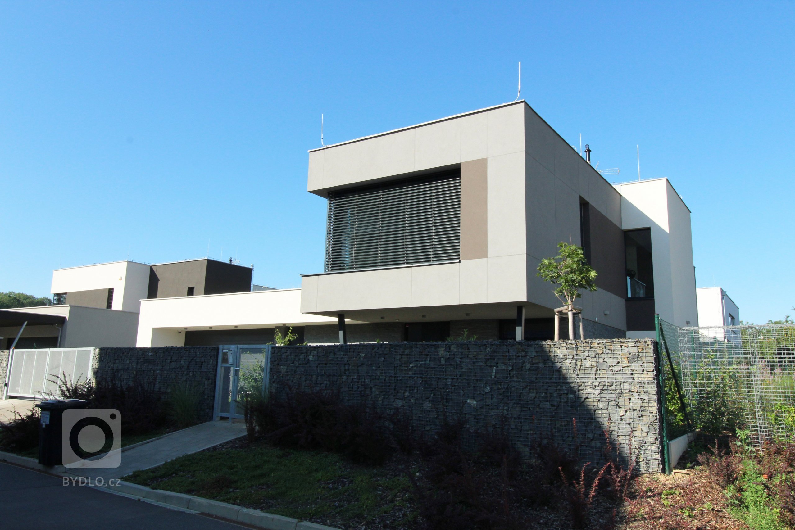 Jedná se o novostavbu rodinného domu &ndash; stavba pro bydlení 4-členné rodiny s dispozicí 5+kk o celkové užitné ploše 326,92 m2.

Příjezd a vchod k rodinnému…