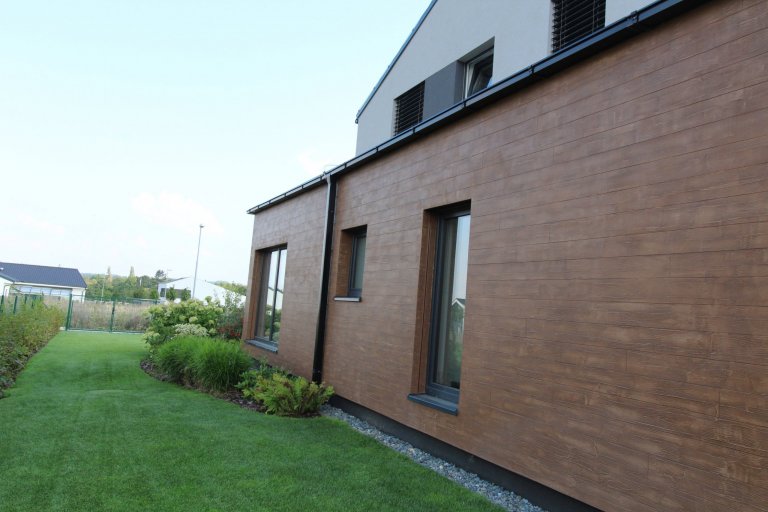 Jedná se o rodinný dům, který má zastavěnou plochu 232,32 m2, kryté parkovací stání a závětří 40,46 m2 a terasa s nezastřešenou pergolou 31,86 m2.

Podlahová…