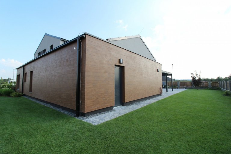 Jedná se o rodinný dům, který má zastavěnou plochu 232,32 m2, kryté parkovací stání a závětří 40,46 m2 a terasa s nezastřešenou pergolou 31,86 m2.

Podlahová…