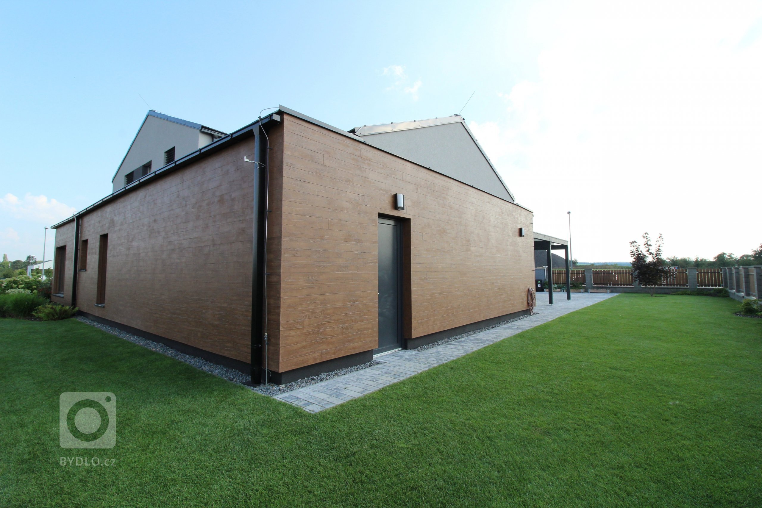 Jedná se o rodinný dům, který má zastavěnou plochu 232,32 m2, kryté parkovací stání a závětří 40,46 m2 a terasa s nezastřešenou pergolou 31,86 m2.

Podlahová…