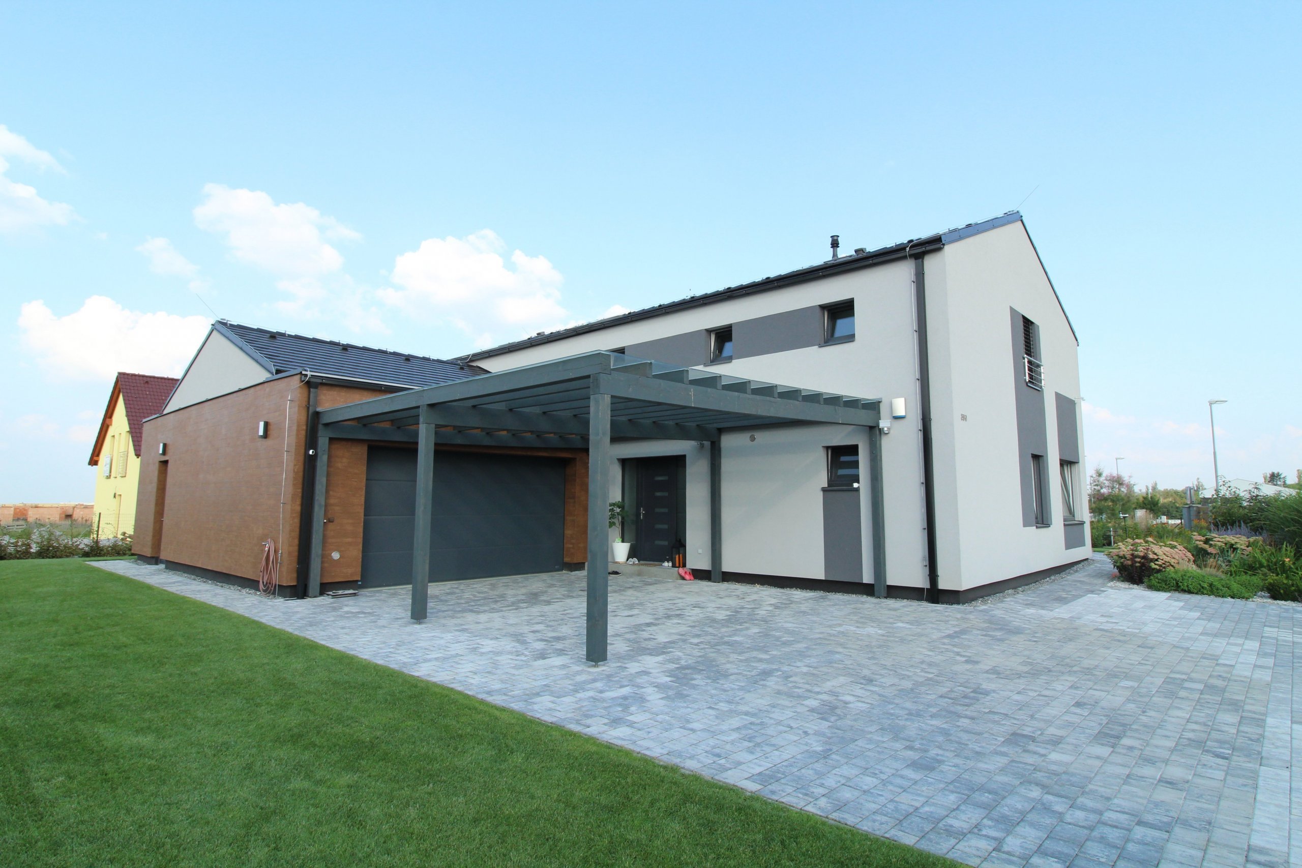 Jedná se o rodinný dům, který má zastavěnou plochu 232,32 m2, kryté parkovací stání a závětří 40,46 m2 a terasa s nezastřešenou pergolou 31,86 m2.

Podlahová…