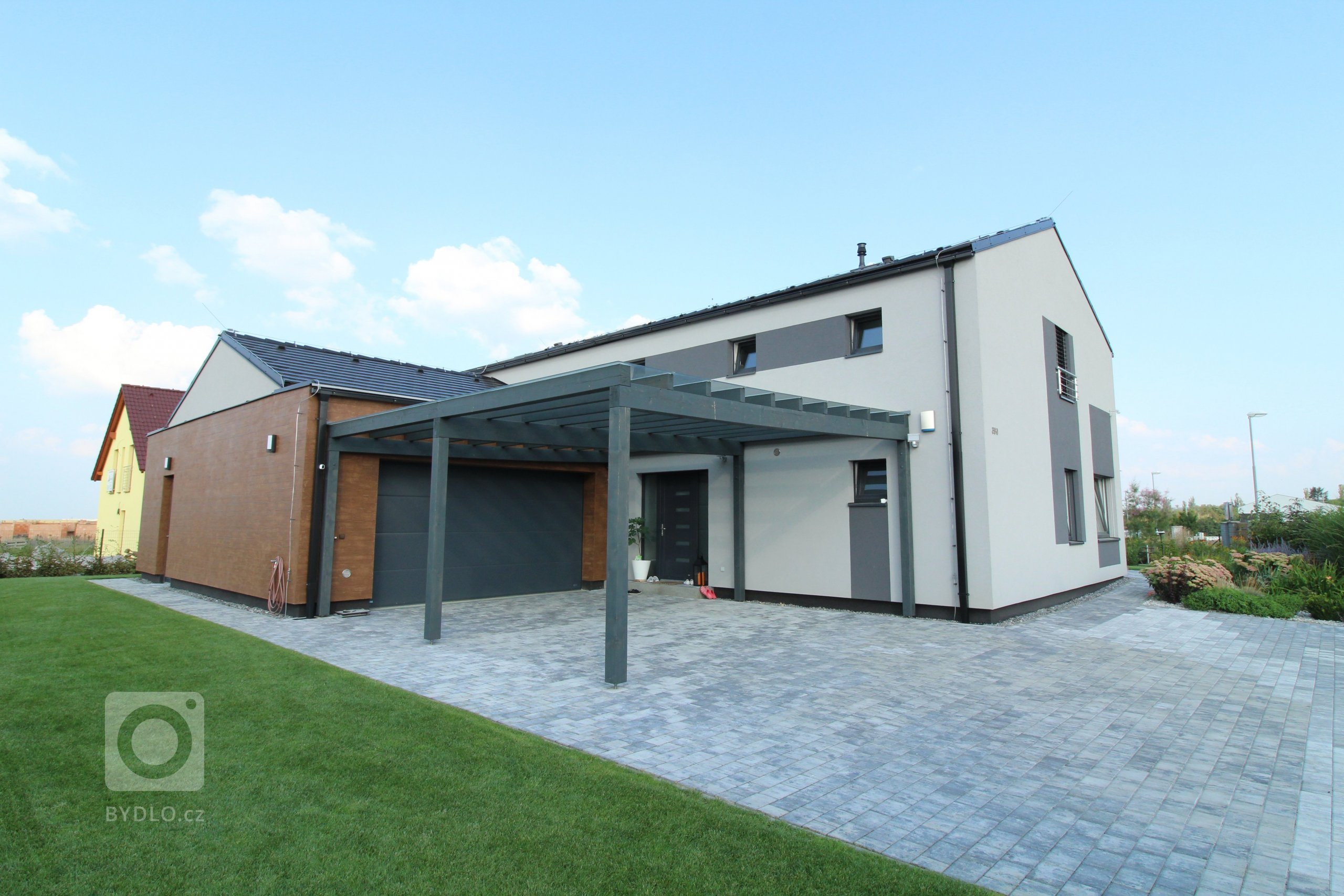 Jedná se o rodinný dům, který má zastavěnou plochu 232,32 m2, kryté parkovací stání a závětří 40,46 m2 a terasa s nezastřešenou pergolou 31,86 m2.

Podlahová…