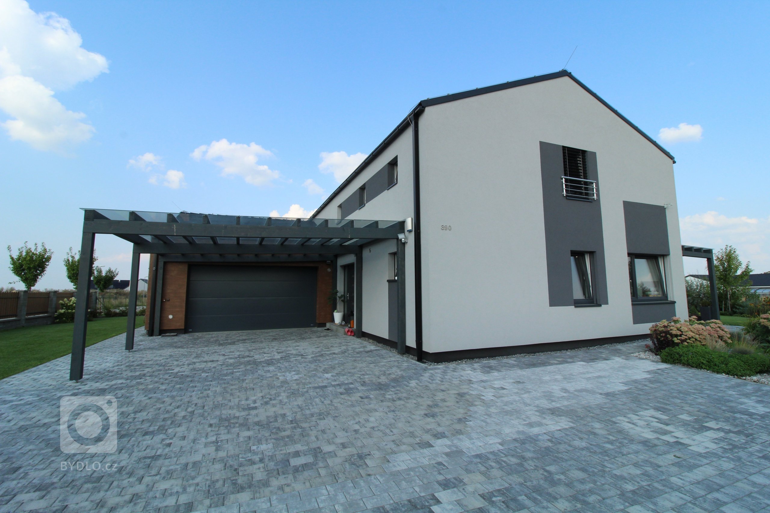 Jedná se o rodinný dům, který má zastavěnou plochu 232,32 m2, kryté parkovací stání a závětří 40,46 m2 a terasa s nezastřešenou pergolou 31,86 m2.

Podlahová…