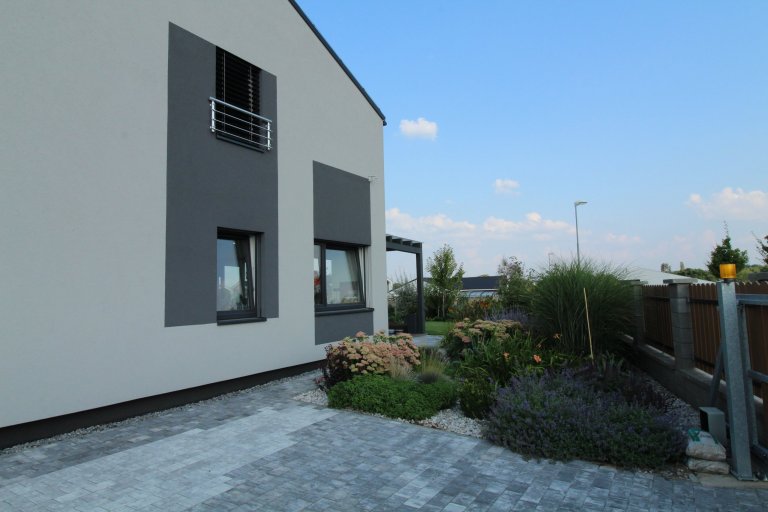 Jedná se o rodinný dům, který má zastavěnou plochu 232,32 m2, kryté parkovací stání a závětří 40,46 m2 a terasa s nezastřešenou pergolou 31,86 m2.

Podlahová…