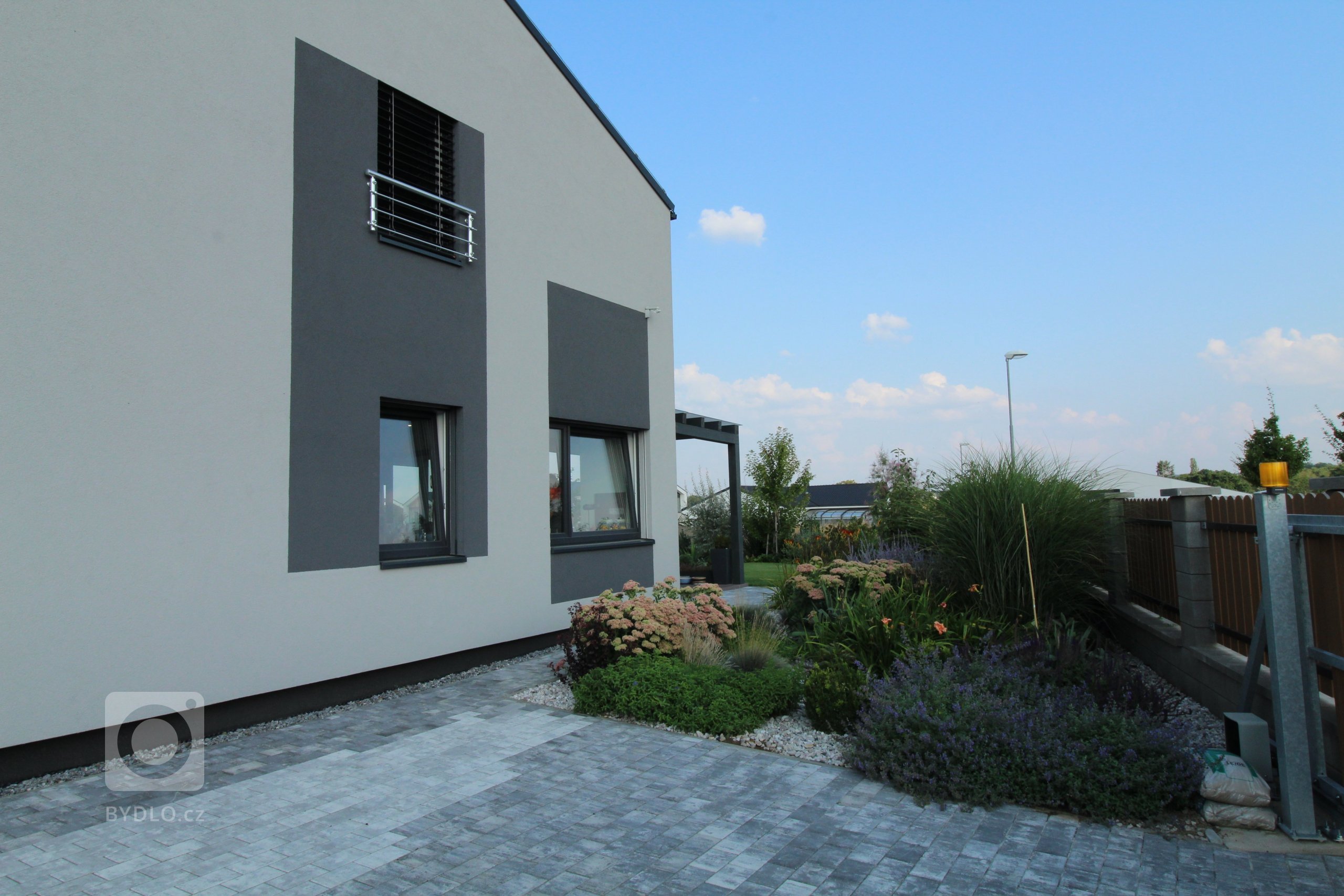 Jedná se o rodinný dům, který má zastavěnou plochu 232,32 m2, kryté parkovací stání a závětří 40,46 m2 a terasa s nezastřešenou pergolou 31,86 m2.

Podlahová…