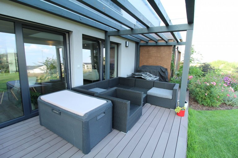 Jedná se o rodinný dům, který má zastavěnou plochu 232,32 m2, kryté parkovací stání a závětří 40,46 m2 a terasa s nezastřešenou pergolou 31,86 m2.

Podlahová…