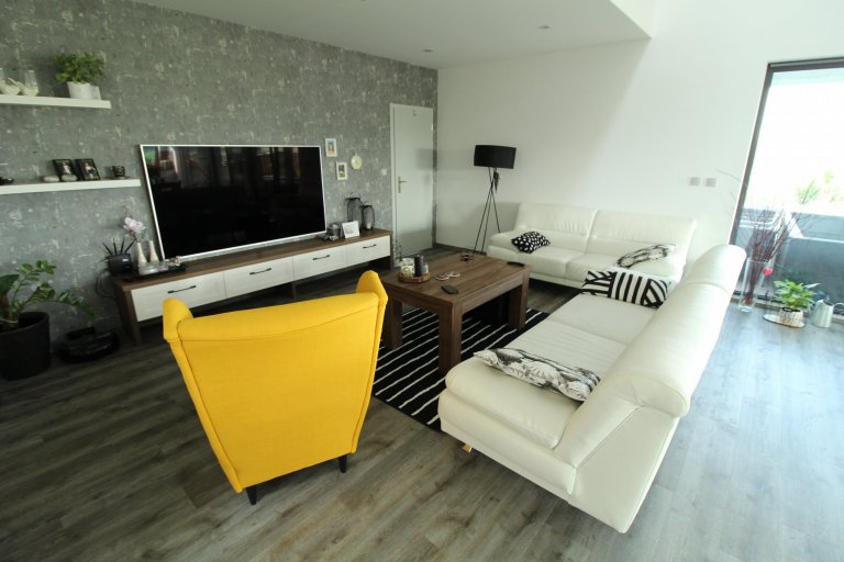 Jedná se o rodinný dům, který má zastavěnou plochu 232,32 m2, kryté parkovací stání a závětří 40,46 m2 a terasa s nezastřešenou pergolou 31,86 m2.

Podlahová…