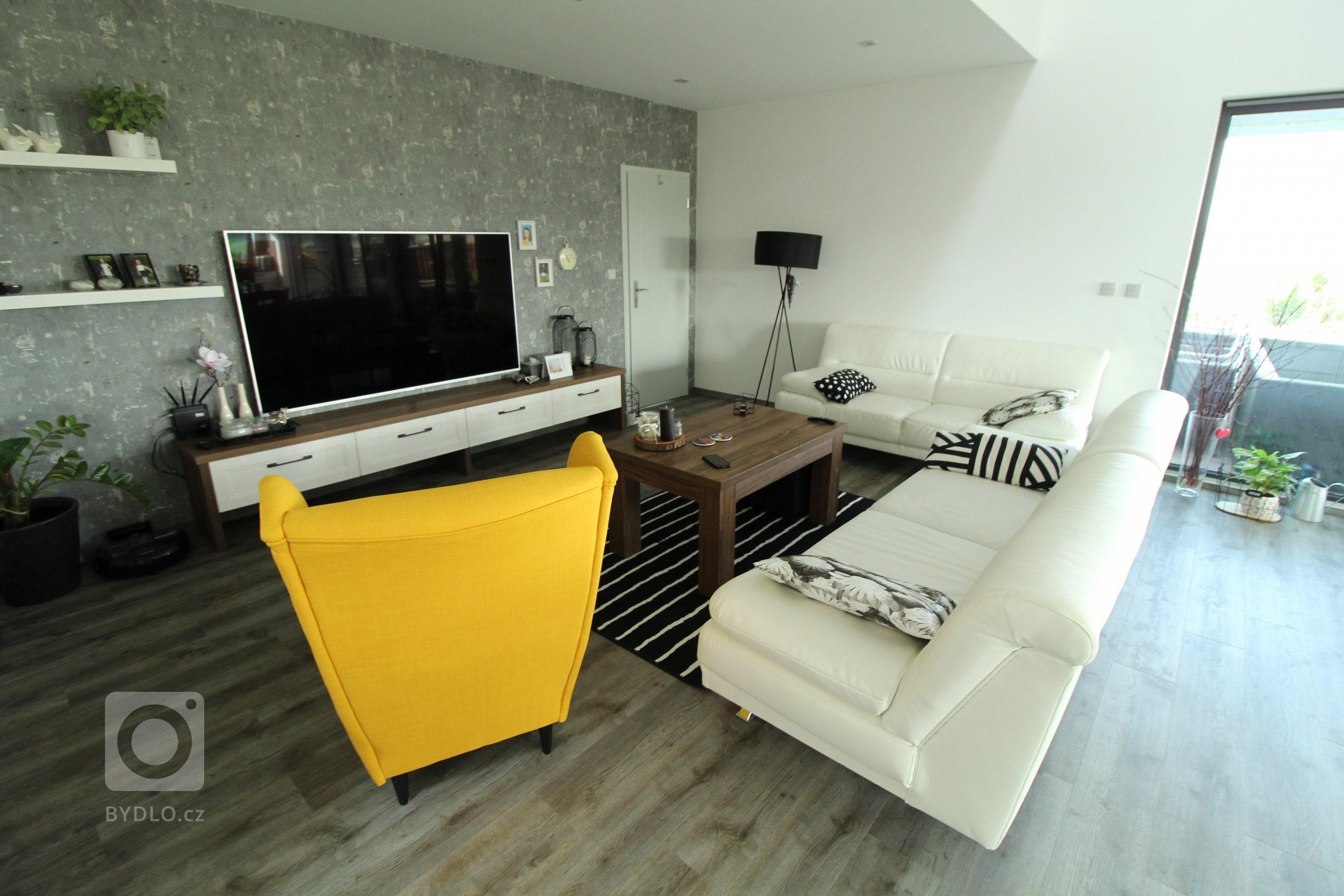 Jedná se o rodinný dům, který má zastavěnou plochu 232,32 m2, kryté parkovací stání a závětří 40,46 m2 a terasa s nezastřešenou pergolou 31,86 m2.

Podlahová…