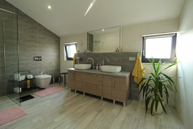 Jedná se o rodinný dům, který má zastavěnou plochu 232,32 m2, kryté parkovací stání a závětří 40,46 m2 a terasa s nezastřešenou pergolou 31,86 m2.

Podlahová…