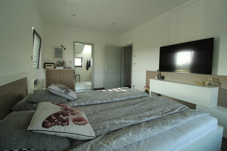 Jedná se o rodinný dům, který má zastavěnou plochu 232,32 m2, kryté parkovací stání a závětří 40,46 m2 a terasa s nezastřešenou pergolou 31,86 m2.

Podlahová…