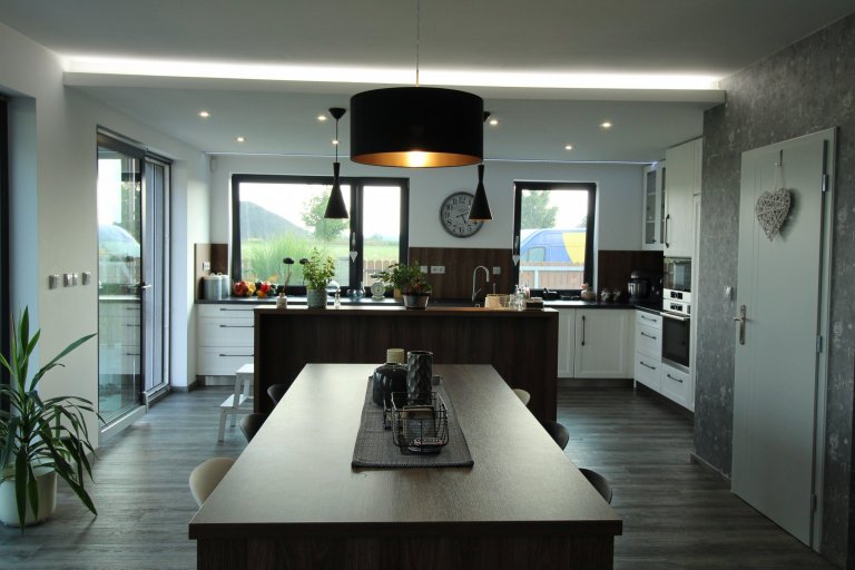 Jedná se o rodinný dům, který má zastavěnou plochu 232,32 m2, kryté parkovací stání a závětří 40,46 m2 a terasa s nezastřešenou pergolou 31,86 m2.

Podlahová…