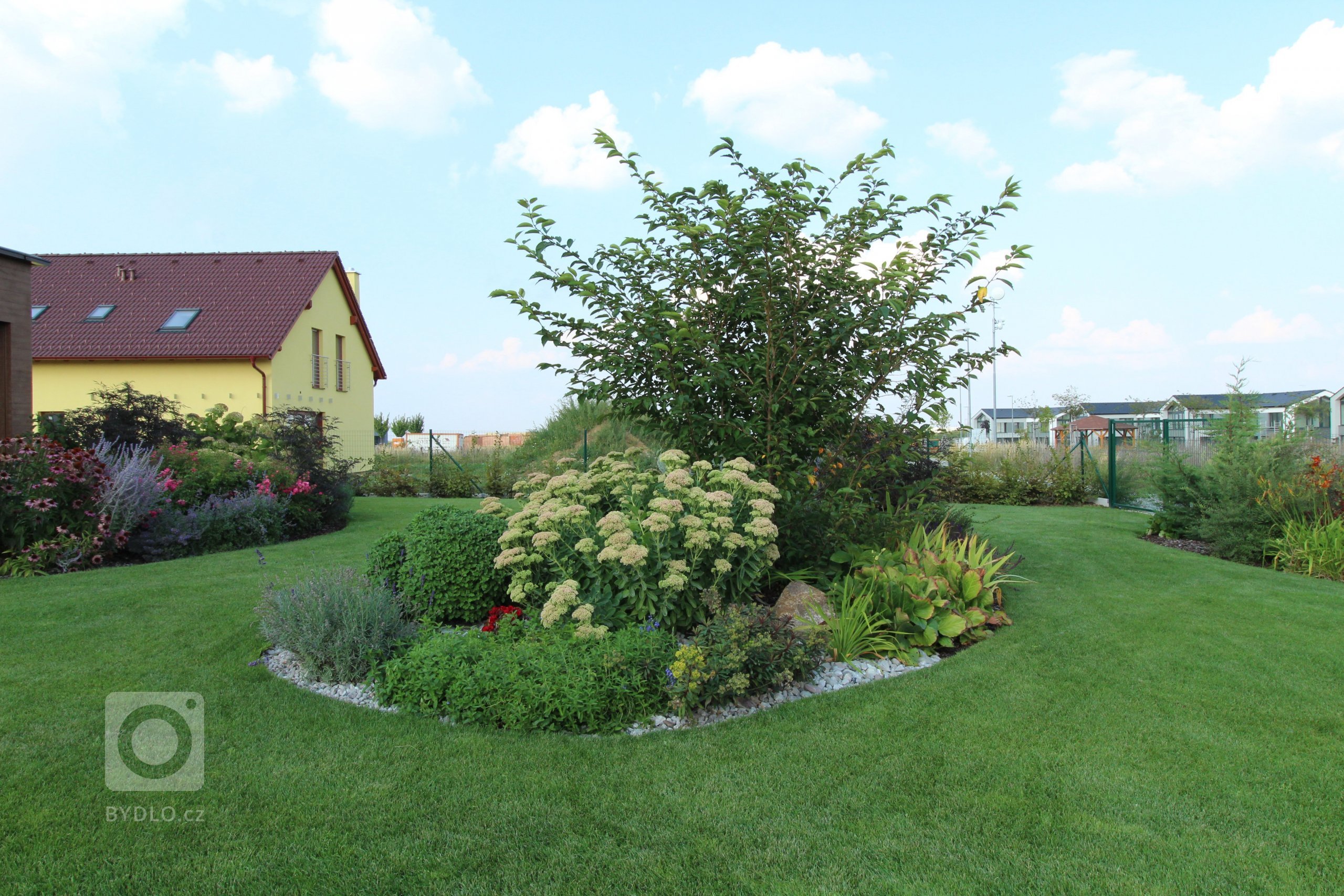 Jedná se o rodinný dům, který má zastavěnou plochu 232,32 m2, kryté parkovací stání a závětří 40,46 m2 a terasa s nezastřešenou pergolou 31,86 m2.

Podlahová…