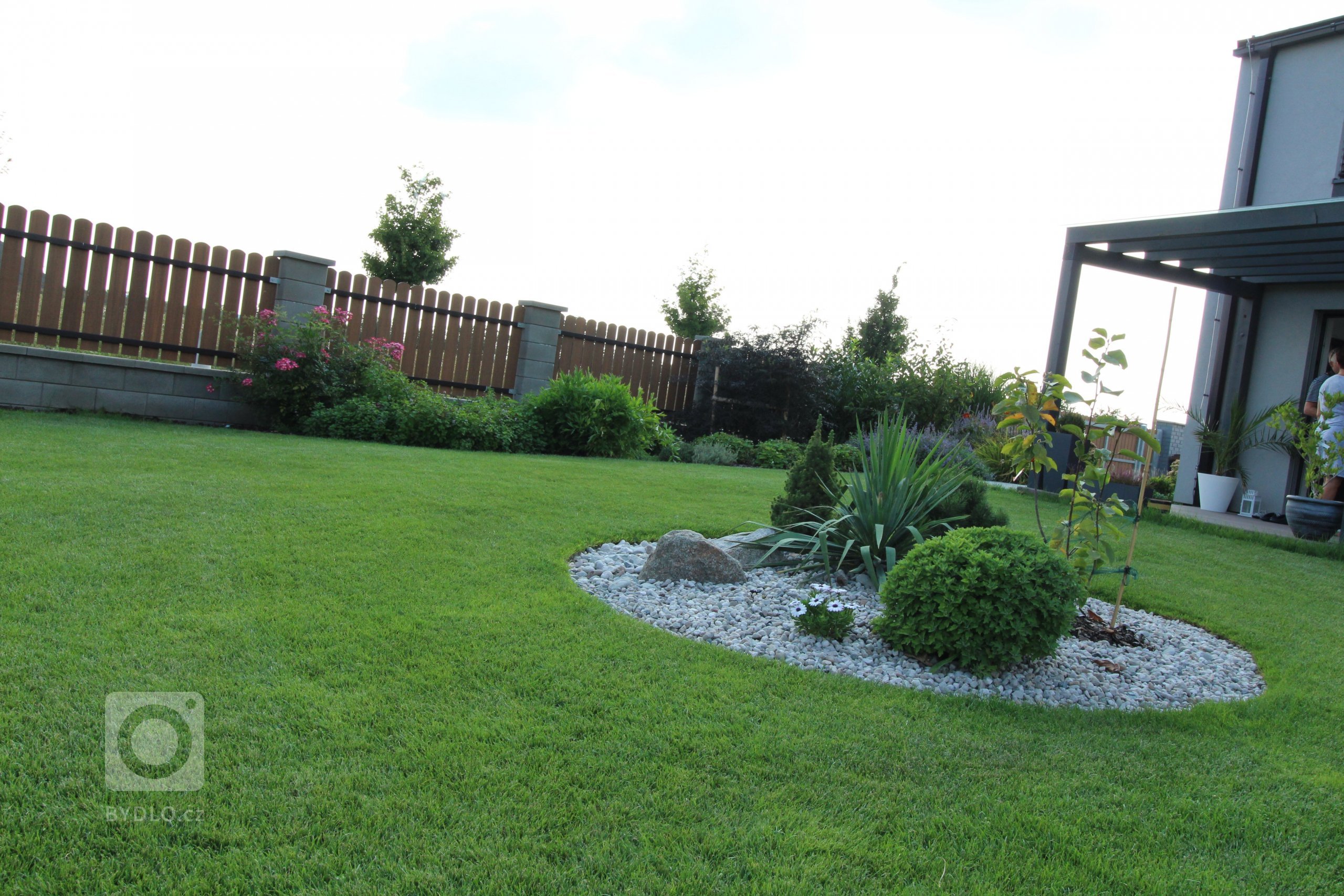 Jedná se o rodinný dům, který má zastavěnou plochu 232,32 m2, kryté parkovací stání a závětří 40,46 m2 a terasa s nezastřešenou pergolou 31,86 m2.

Podlahová…