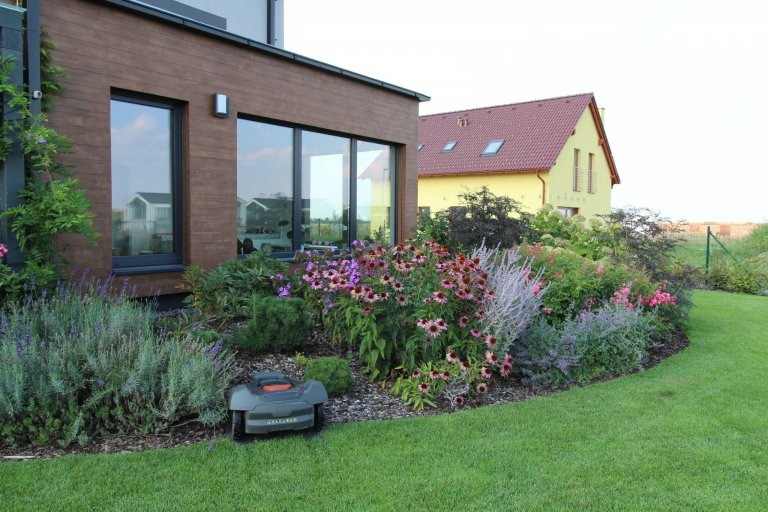 Jedná se o rodinný dům, který má zastavěnou plochu 232,32 m2, kryté parkovací stání a závětří 40,46 m2 a terasa s nezastřešenou pergolou 31,86 m2.

Podlahová…