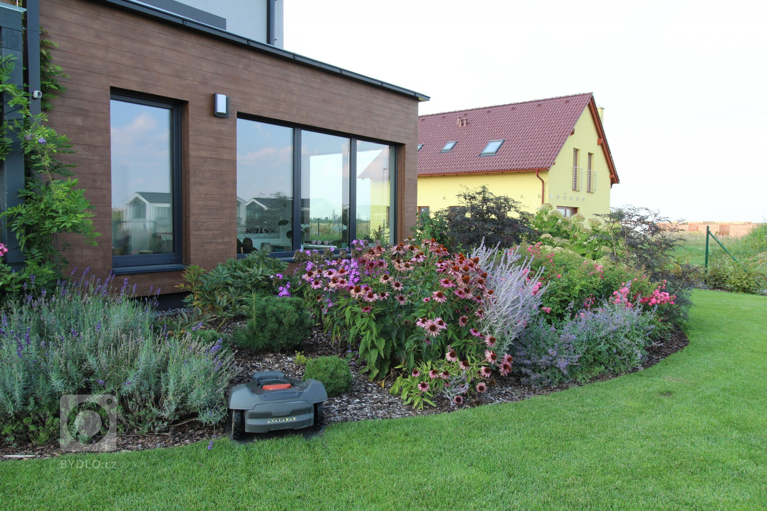 Jedná se o rodinný dům, který má zastavěnou plochu 232,32 m2, kryté parkovací stání a závětří 40,46 m2 a terasa s nezastřešenou pergolou 31,86 m2.

Podlahová…