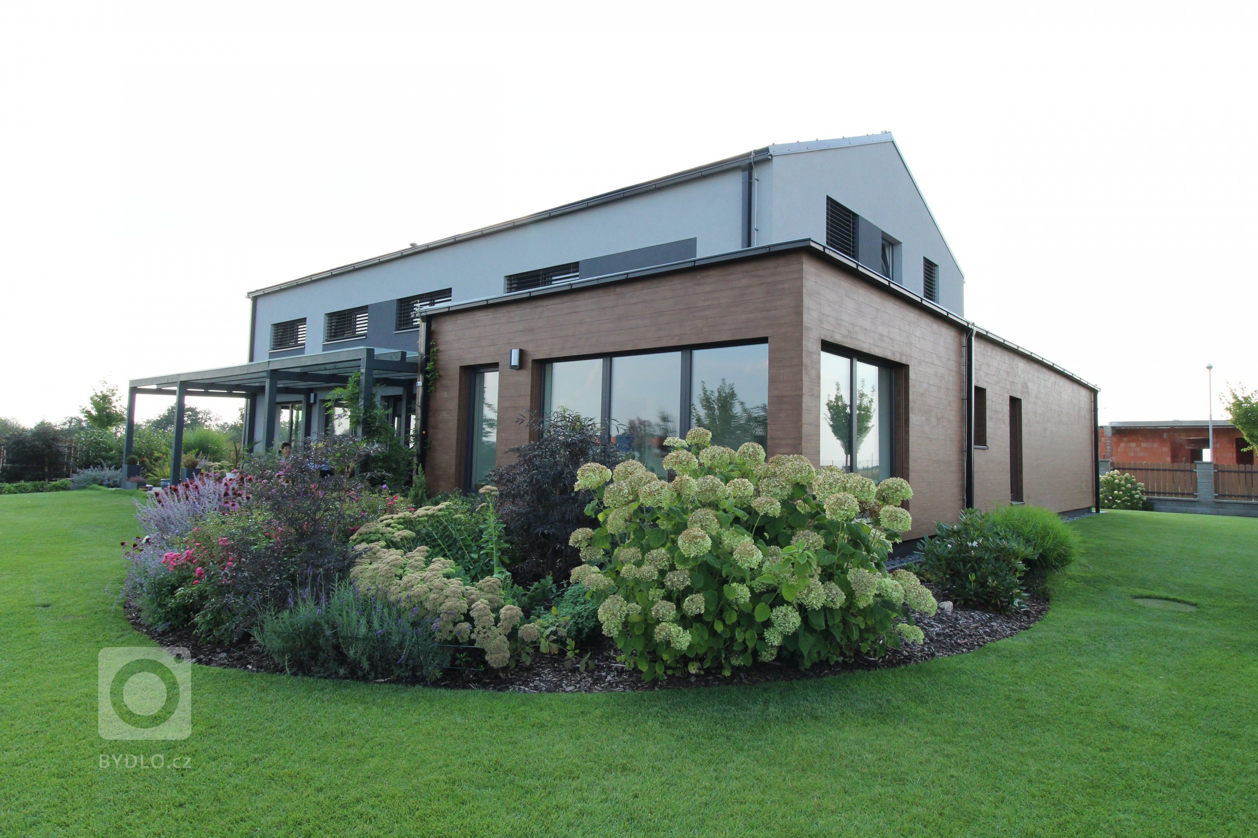 Jedná se o rodinný dům, který má zastavěnou plochu 232,32 m2, kryté parkovací stání a závětří 40,46 m2 a terasa s nezastřešenou pergolou 31,86 m2.

Podlahová…