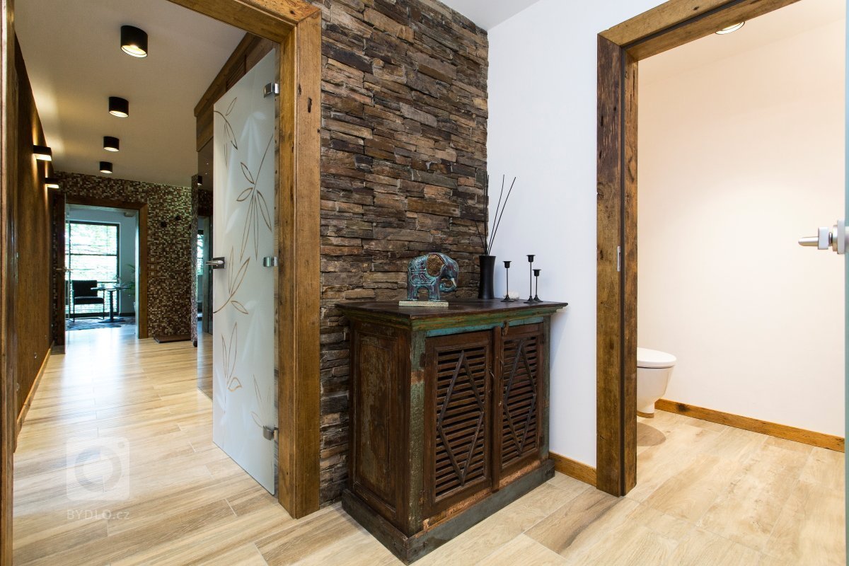 Návrh dispozice 1. NP obsahuje stávající halu, prádelnu, pracovnu, koupelnu, WC, sklad, chodbu, Kuchyň, spíž, obytný prostor. Ze stávající garáže bude pomocí…