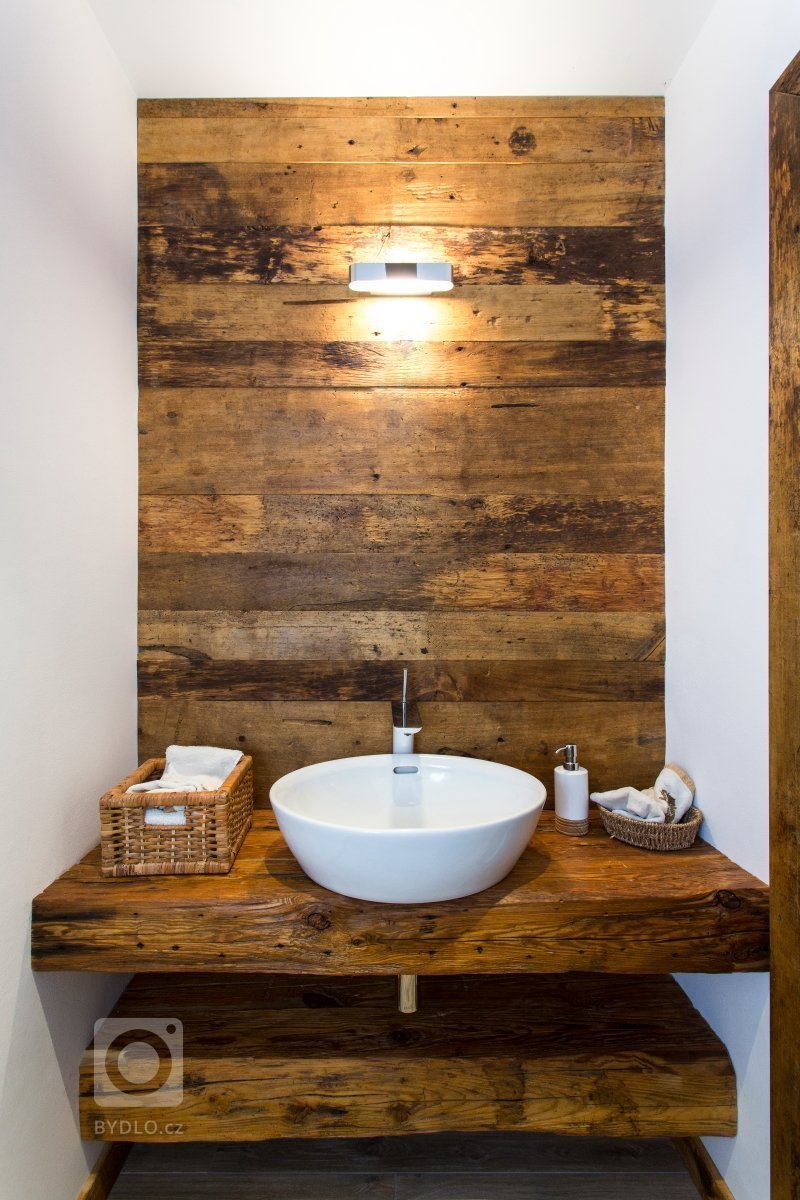 Návrh dispozice 1. NP obsahuje stávající halu, prádelnu, pracovnu, koupelnu, WC, sklad, chodbu, Kuchyň, spíž, obytný prostor. Ze stávající garáže bude pomocí…