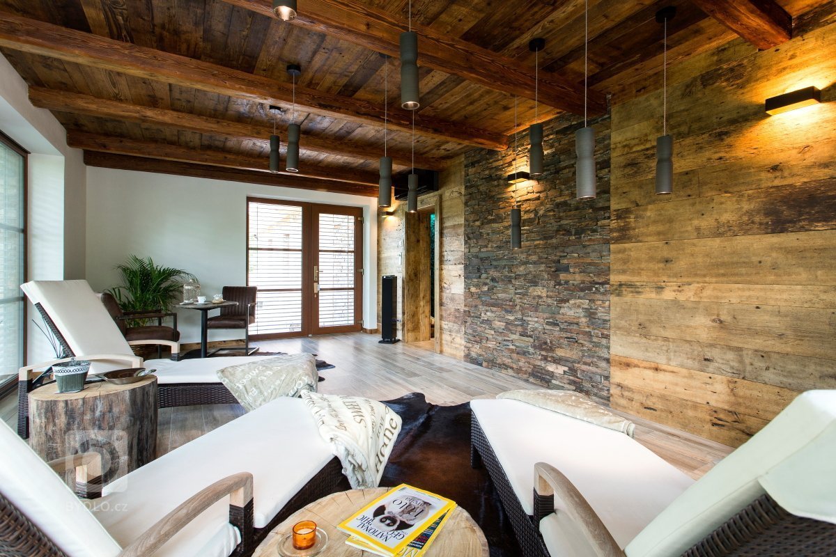 Návrh dispozice 1. NP obsahuje stávající halu, prádelnu, pracovnu, koupelnu, WC, sklad, chodbu, Kuchyň, spíž, obytný prostor. Ze stávající garáže bude pomocí…