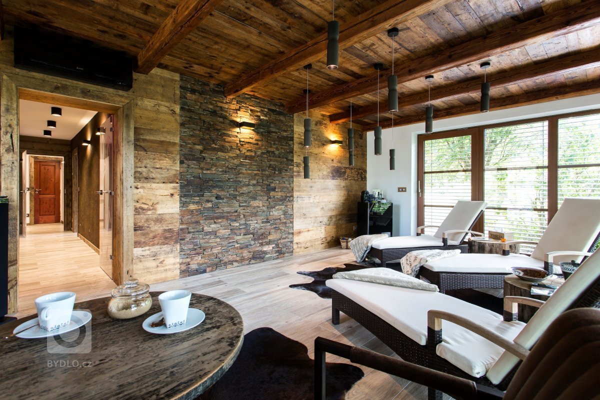 Návrh dispozice 1. NP obsahuje stávající halu, prádelnu, pracovnu, koupelnu, WC, sklad, chodbu, Kuchyň, spíž, obytný prostor. Ze stávající garáže bude pomocí…