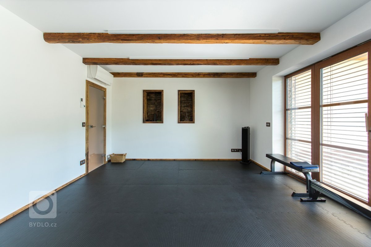 Návrh dispozice 1. NP obsahuje stávající halu, prádelnu, pracovnu, koupelnu, WC, sklad, chodbu, Kuchyň, spíž, obytný prostor. Ze stávající garáže bude pomocí…