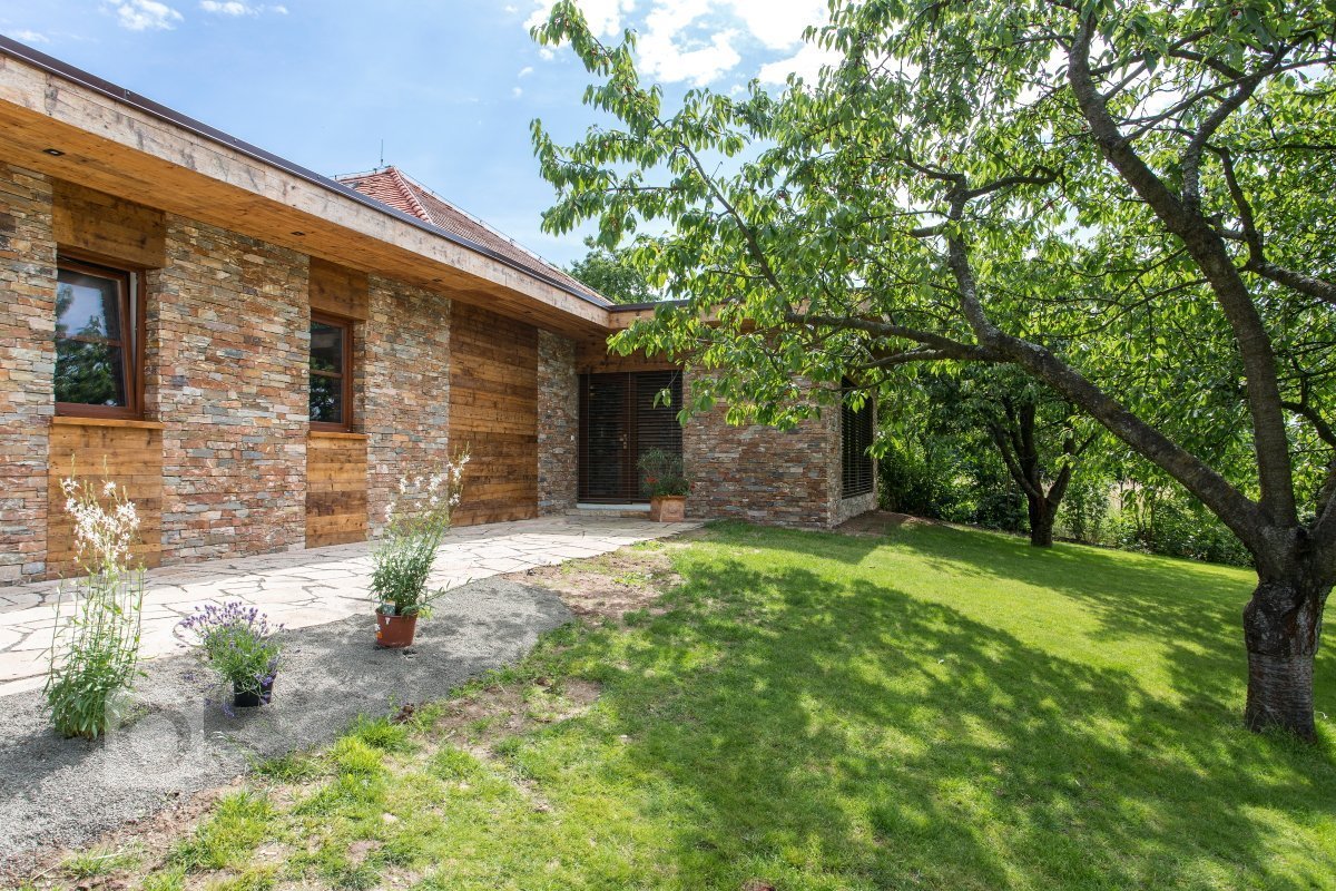 Návrh dispozice 1. NP obsahuje stávající halu, prádelnu, pracovnu, koupelnu, WC, sklad, chodbu, Kuchyň, spíž, obytný prostor. Ze stávající garáže bude pomocí…